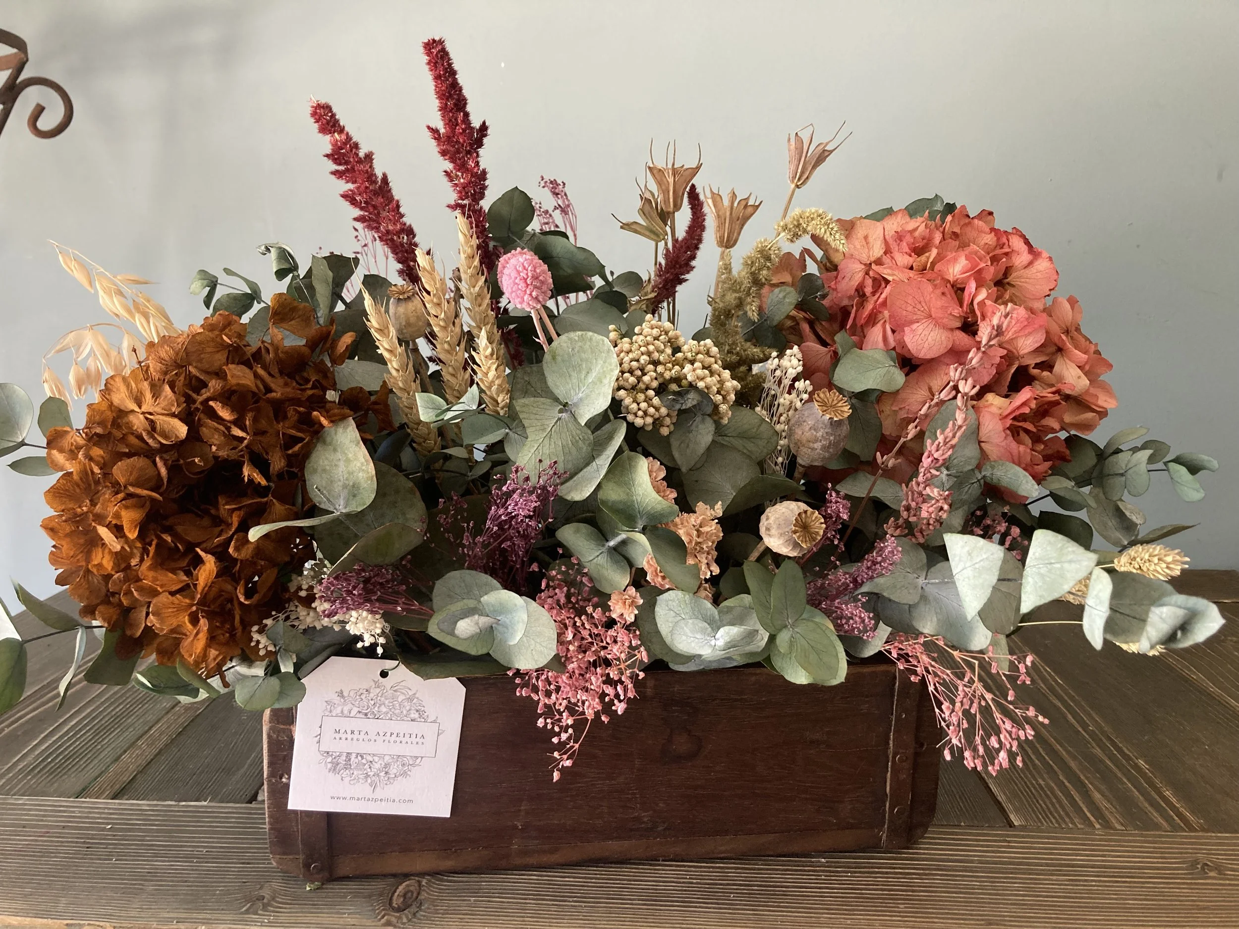 Caja de Flores Preservadas en Tonos Rosas