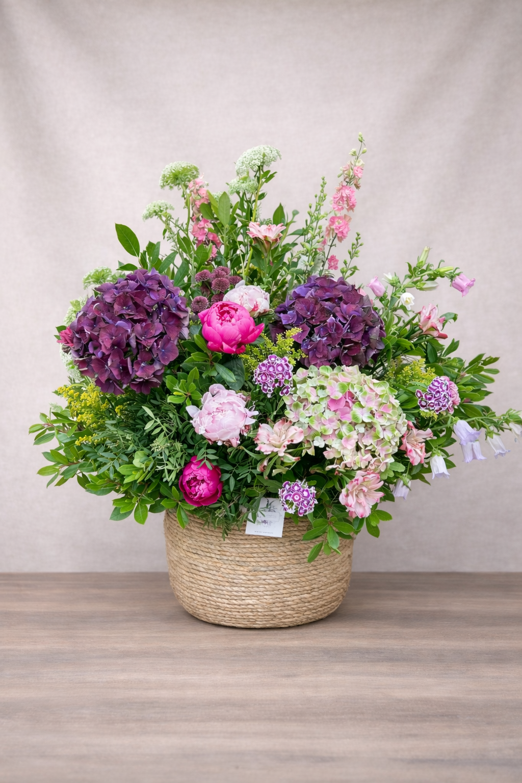 Cesto de mimbre con flores