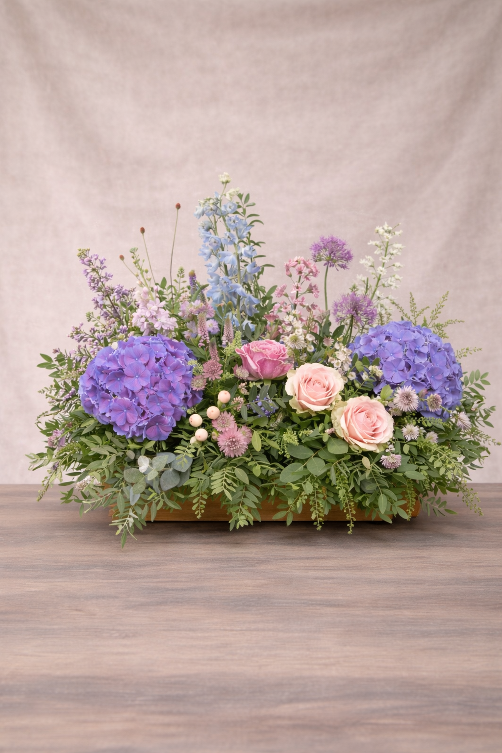 Centro en caja de madera con flores