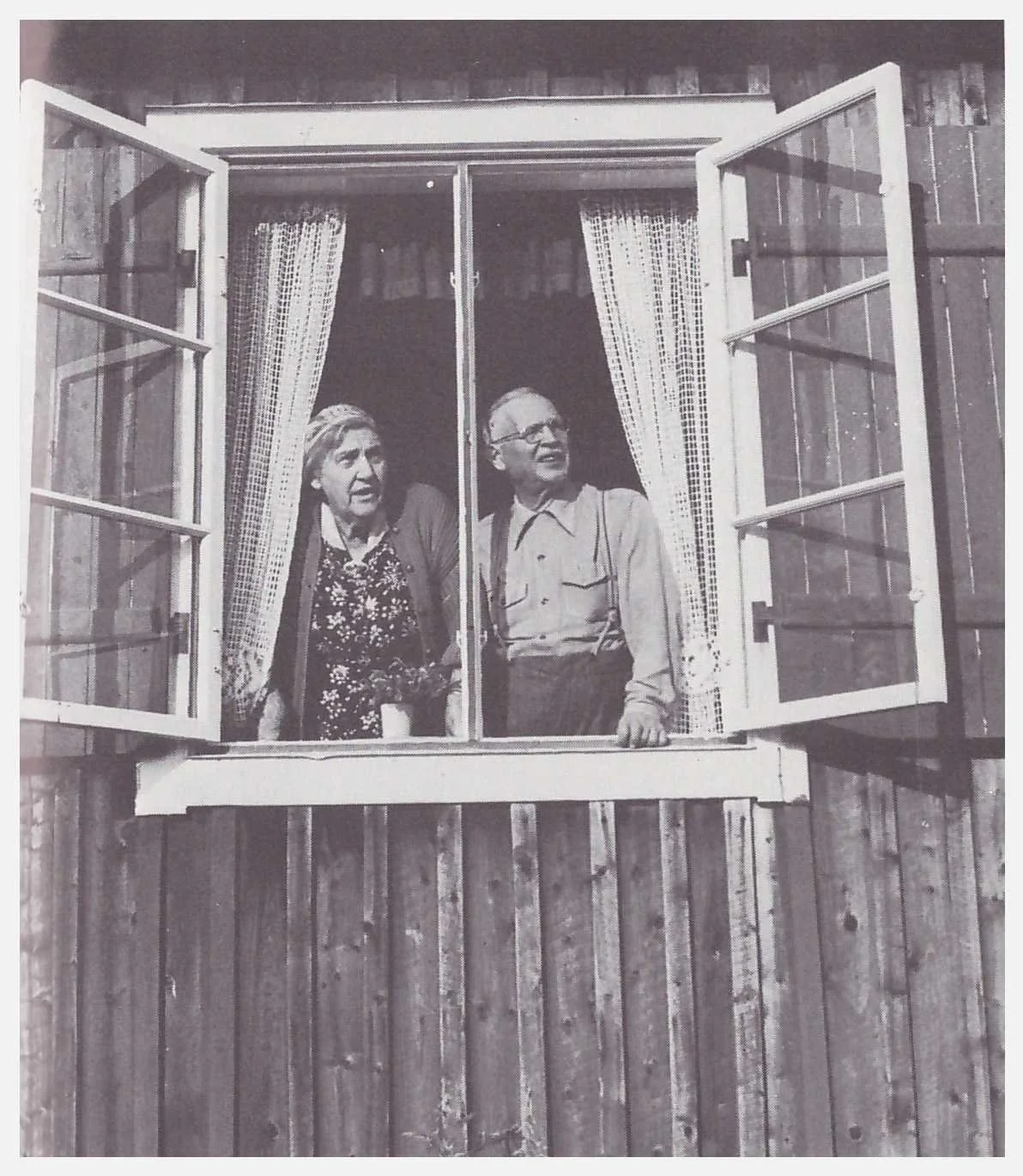 Lydia och Lewi beundrar utsikten från fjällstugan i Fättjaur 1957.