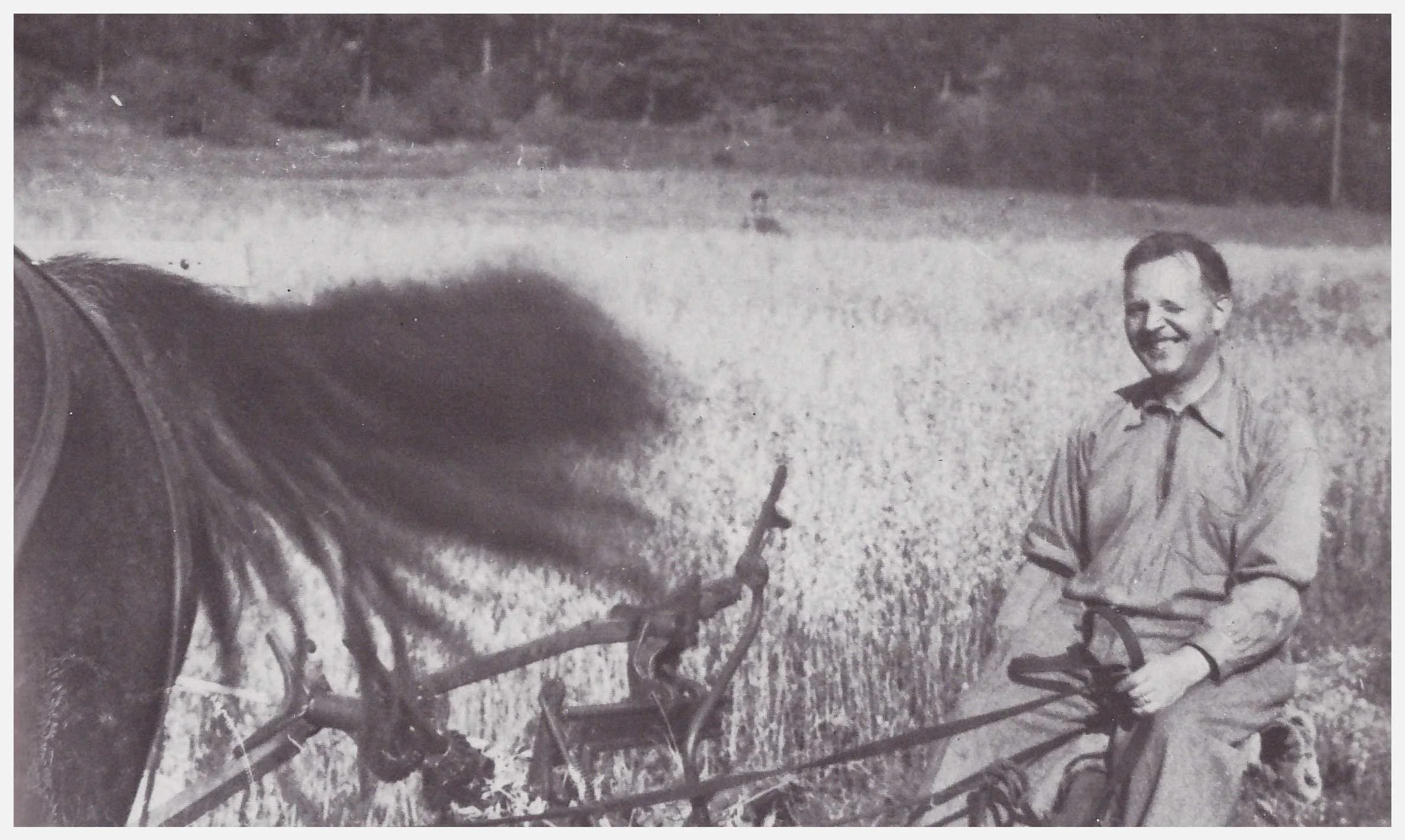 Jordbruket på Bredden gav många tillfällen till avkoppling och rekreation, som här
på slåttermaskinen.
