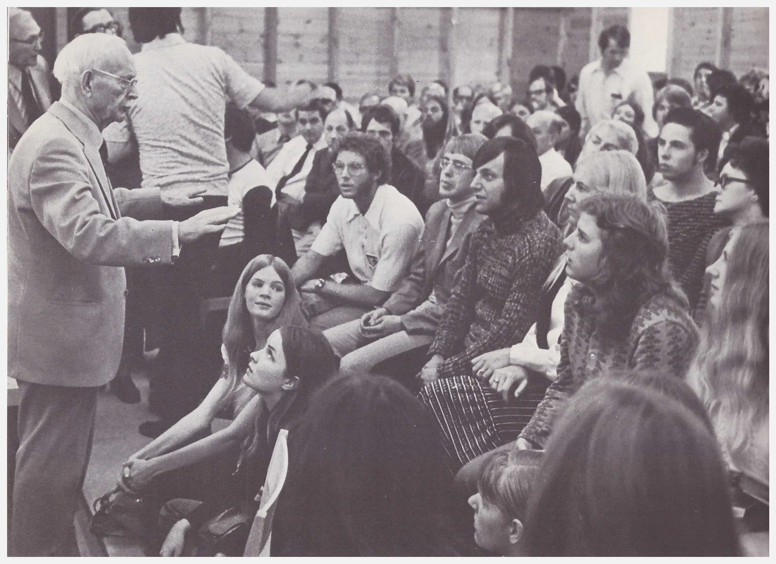 Möte mellan gammal och ny väckelse – Lewi Pethrus talar till en grupp Jesus People
från Amerika som besökte Nyhemsveckan 1972. Foto: Carl-Gustaf Edhardt.