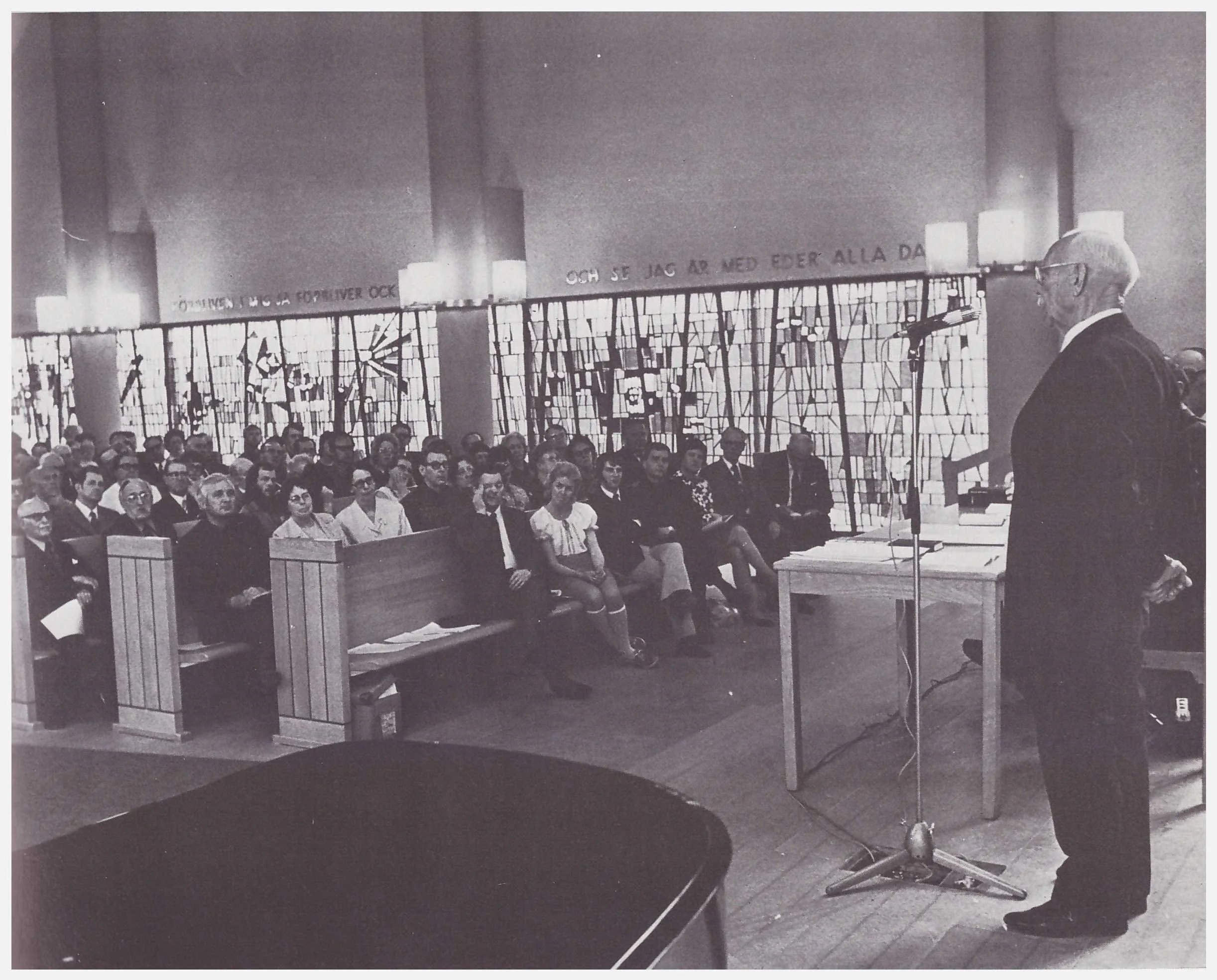 Lewi Pethrus talar inför baptistsamfundets årskonferens i Norrmalmskyrkan 1973. Det var då 60 år sedan han tillsammans med Filadelfiaförsamlingen uteslöts ur samfundet.