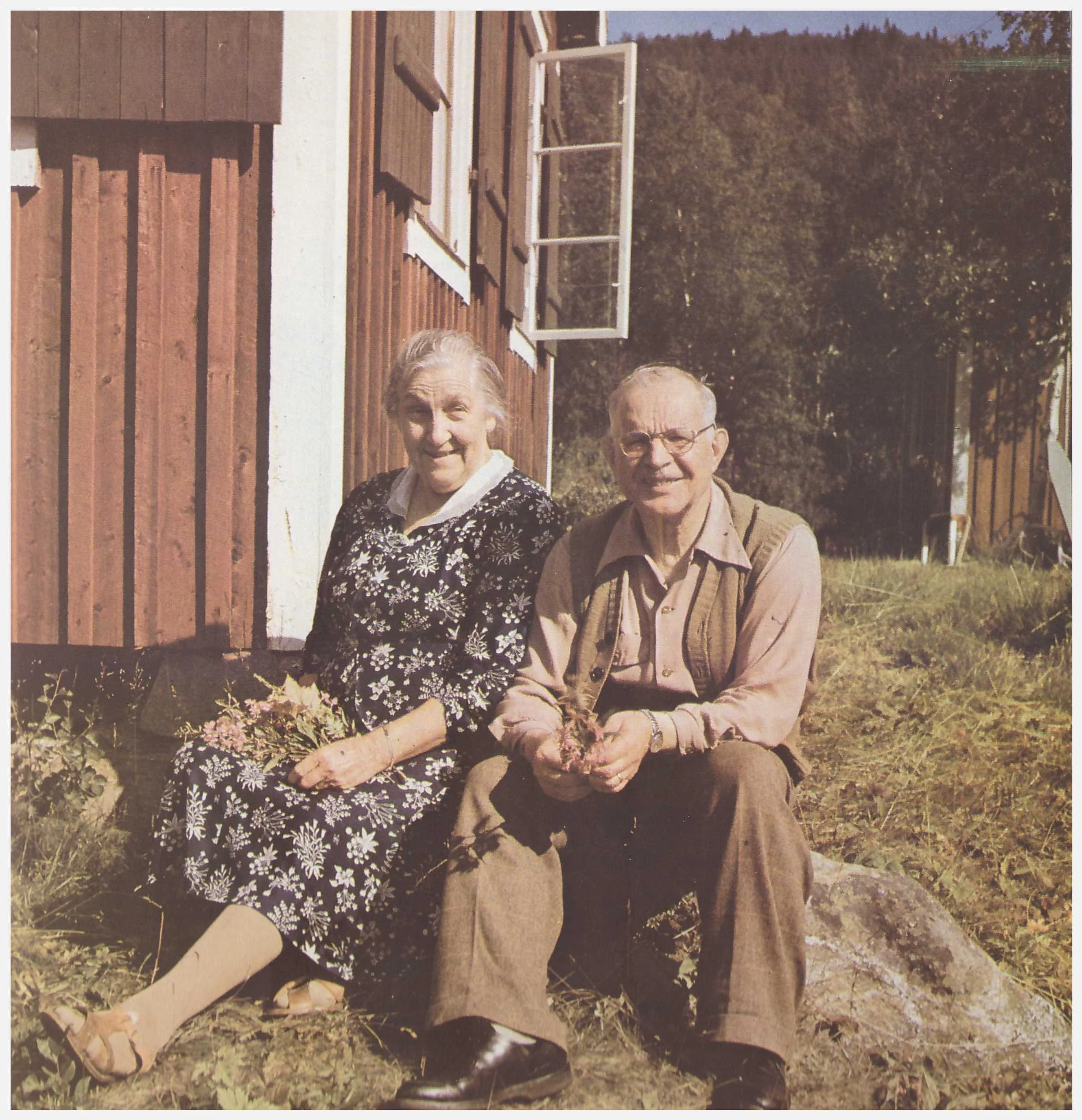 Tillsammans med hustru Lydia 1957 vid fjällstugan i Fättjaur där makarna Pethrus under flera år brukade fira sommarsemester.