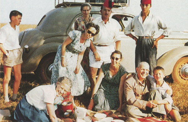 Dan-Jakob i morfar Lewi Pethrus famn på missionsfältet i Tanzania.