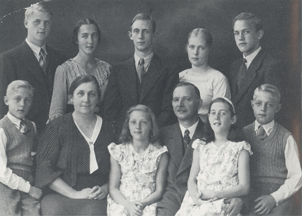 Lydia och Lewi Pethrus med sin imponerande barnaskara. Stående från vänster: Karl-Jacob, Miriam, Oliver, Dora, Ingemar. Sittande: Knut, Lydia, Rakel, Lewi, Lilien och Paul. Knut, Rakel och Paul var trillingar.