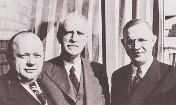 Nordens tre pingstpionjärer: A Endersen från Danmark, T. B. Barratt från Norge och Lewi Pethrus.