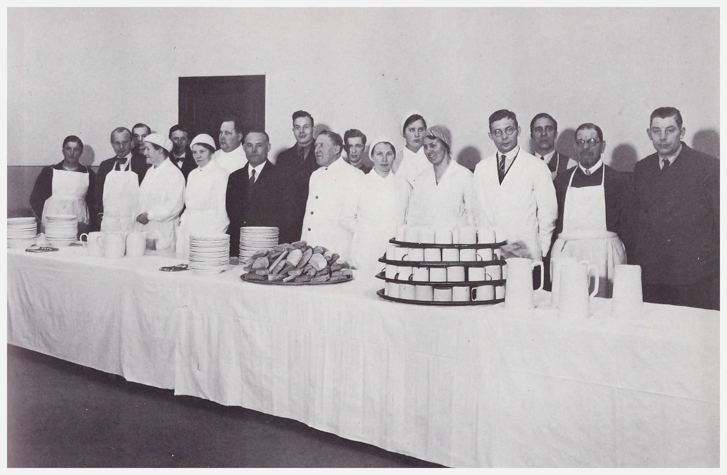 Personalen vid de stora gratisbespisningarna för arbetslösa på 1930-talet. Under depressionen utspisades dagligen ca 450 personer i Filadelfiakyrkans bottenvåning.