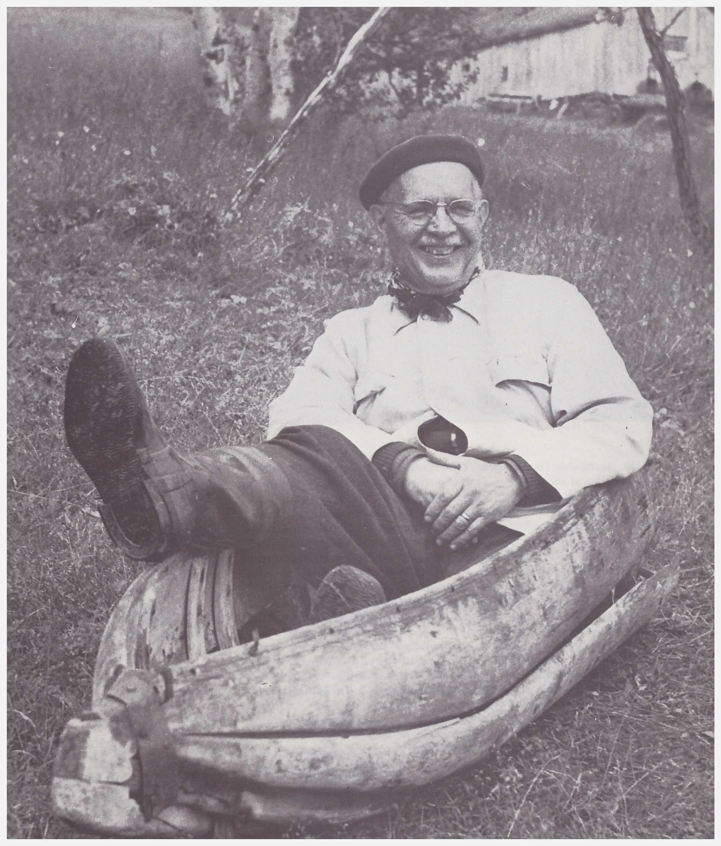 Friluftsliv i fjällvärlden hörde under många år till Lewi Pethrus sommarprogram. Här provsitter han en ackja.