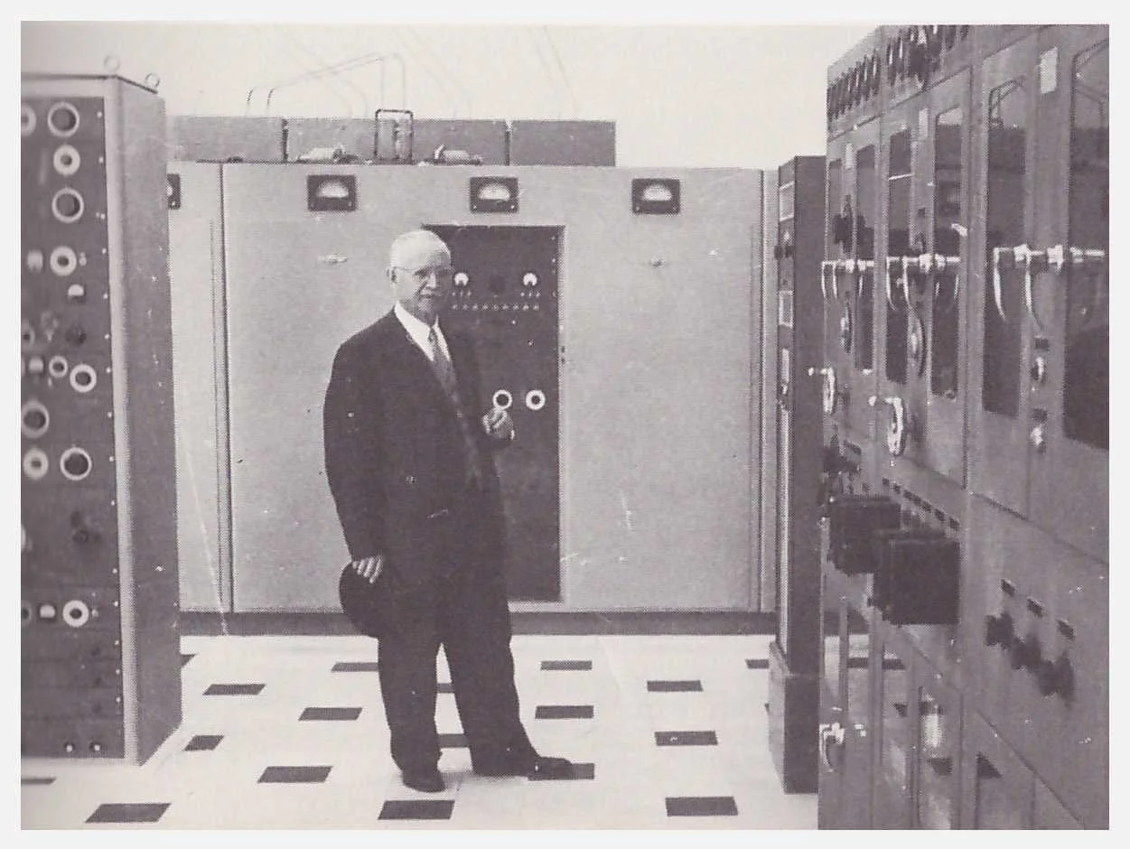 Lewi Pethrus besöker IBRA:s sändarstation i Tanger, Marocko.