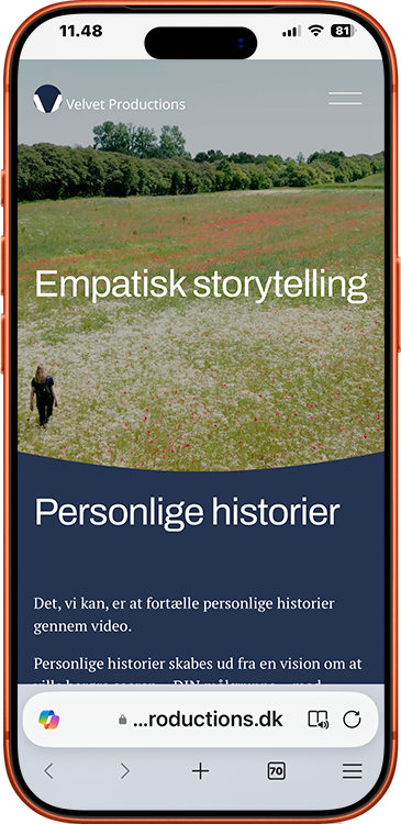 Mobilskærm viser en hjemmeside for Velvet Productions med overskrifter 'Empatisk storytelling' og 'Personlige historier', samt et billede af et grønt åbent område med træer i baggrunden.