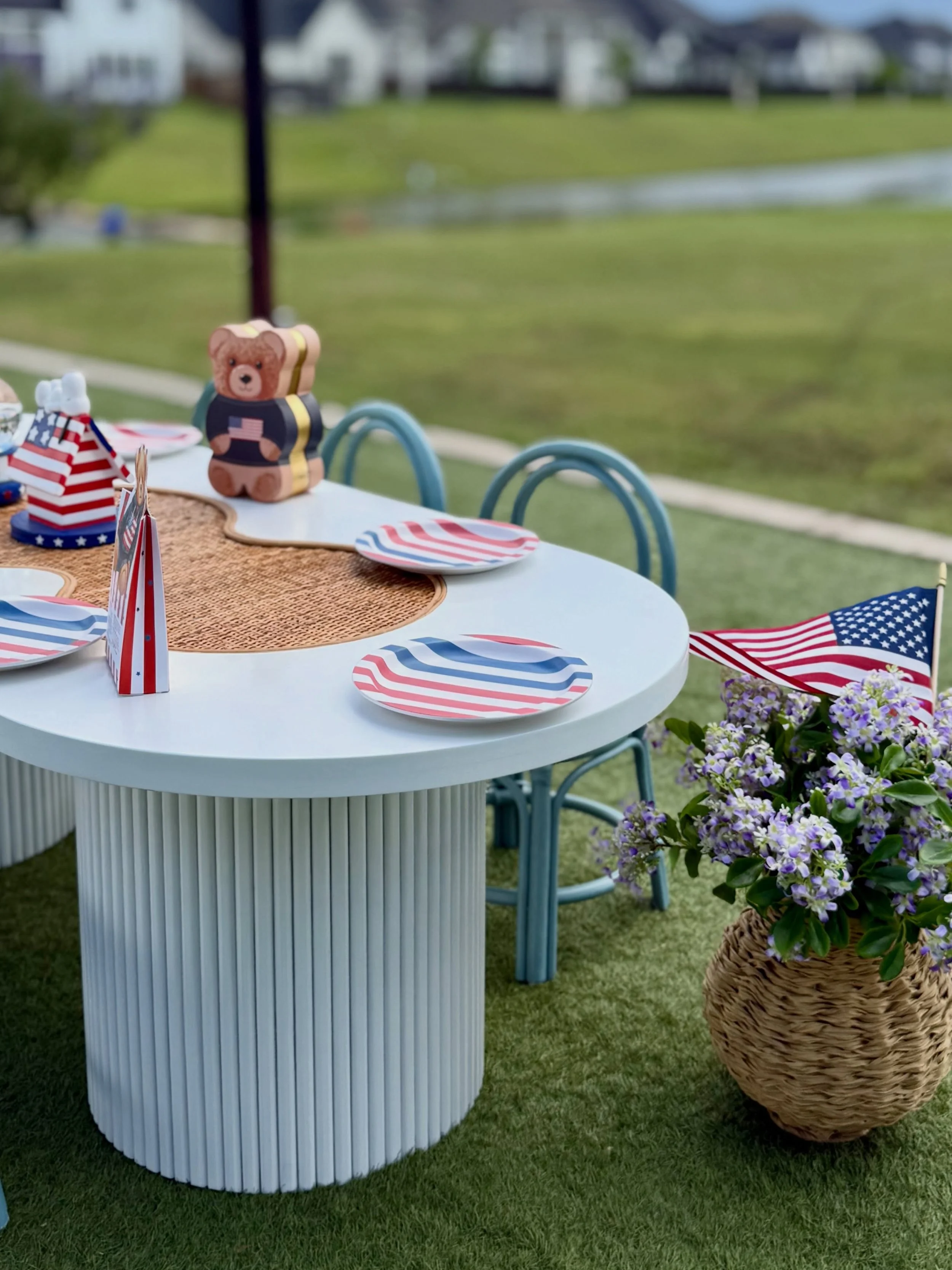 All American boy vibes 🇺🇸

The Pearl table styled for the most patriotic little celebration &mdash; because your little guy deserves the best seat in the house this 4th of July.

The pearl table x Rainbow rattan chair in Blue- perfect for a boy bir