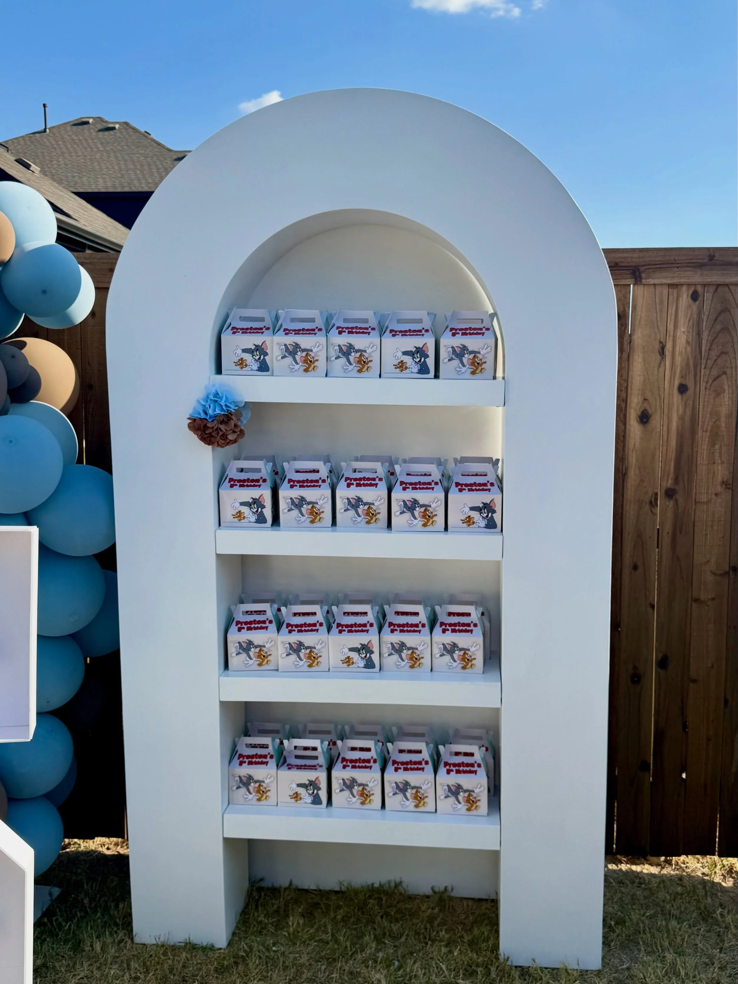 A closer look at Preston&rsquo;s Tom &amp; Jerry 5th birthday. 🐭💙

Personalized favors, but make the display part of the party too featuring the Arch Treat Wall.

The kids blue Loop Chairs were the perfect pop against the white tables. 💙

The them