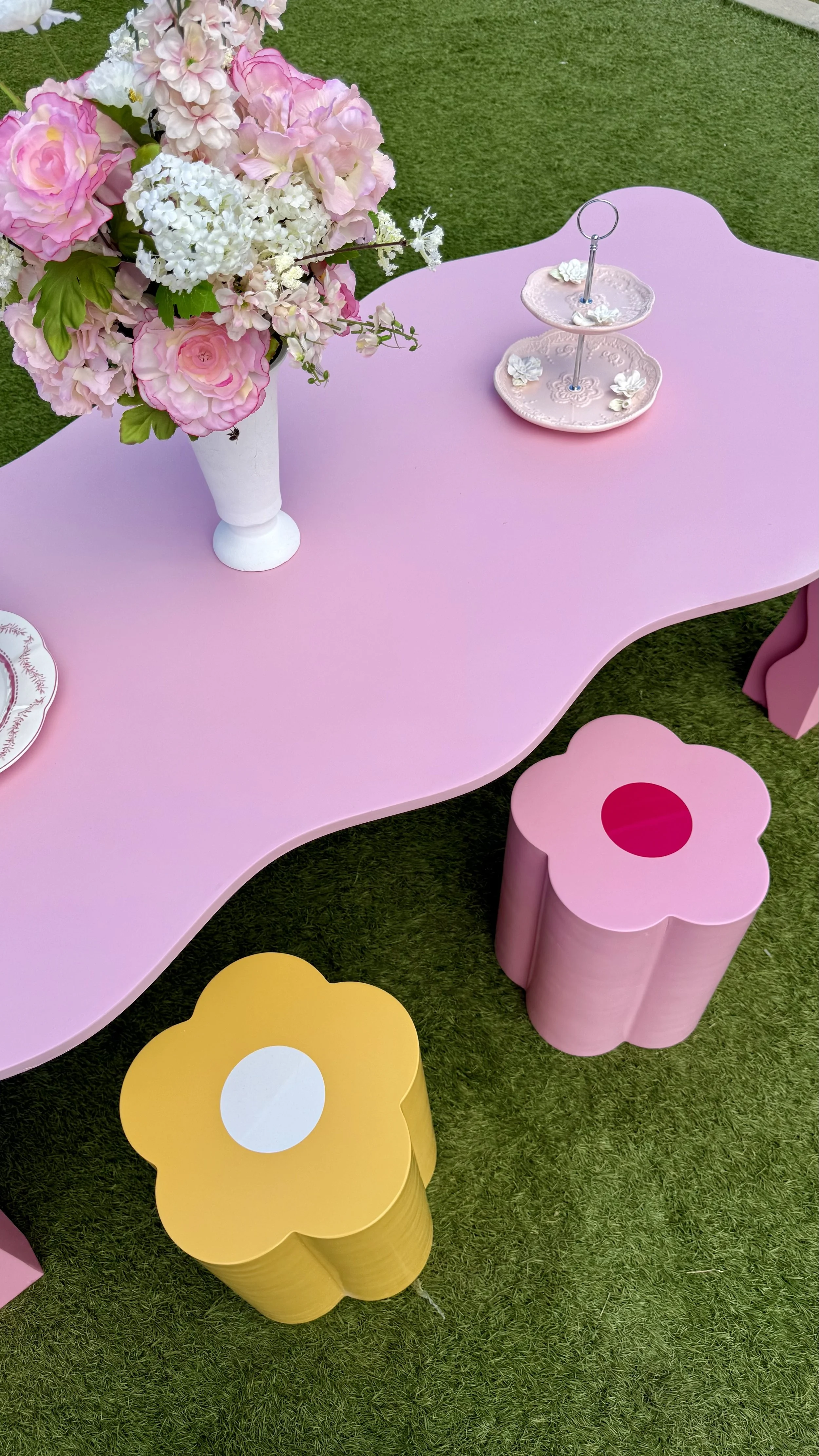 Kids pink square table for rent