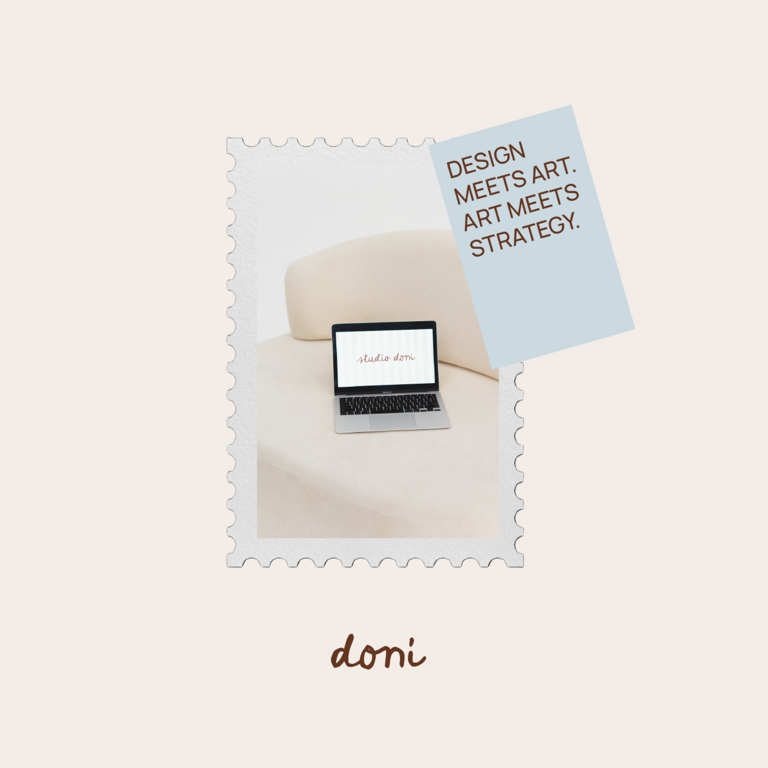 Logo de uma marca chamada 'doni' com uma etiqueta de design que diz 'Design Meets Art. Art Meets Strategy' abaixo de uma imagem de um computador portátil em fundo neutro.