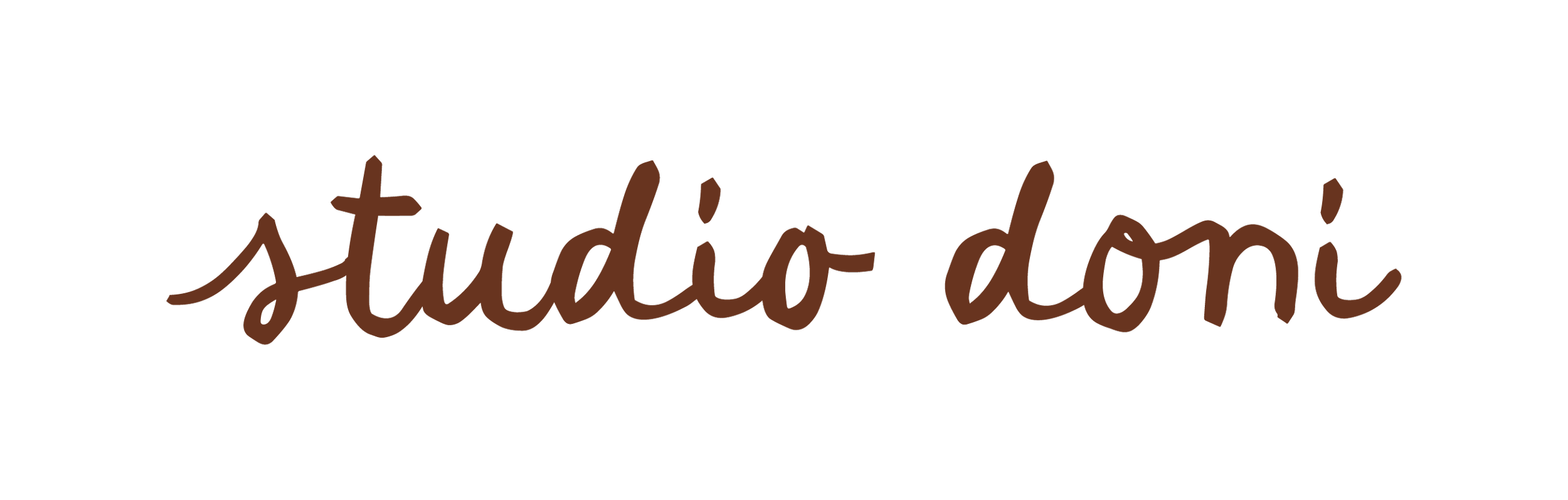 Logo com texto escrito à mão 'estúdio dori' em cor marrom.