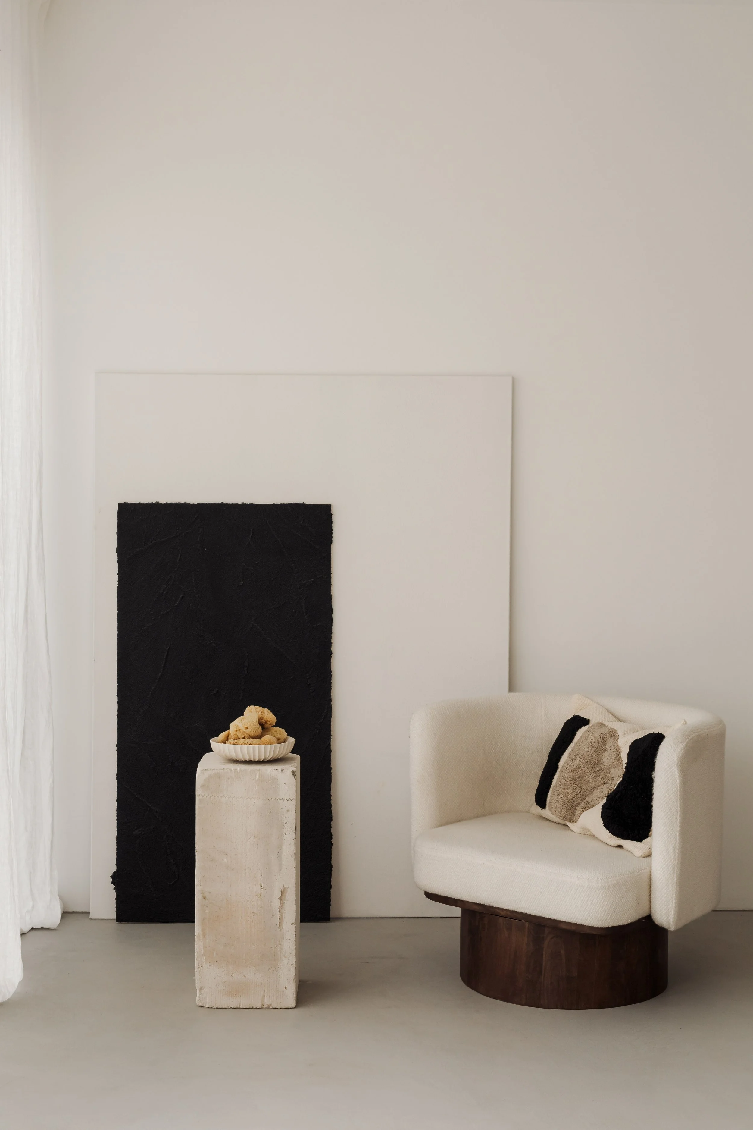 kaboompics_a-cozy-cream-colored-armchair-placed-next-to-minimalist-black-and-white-artwork-with-a-small-side-table-adorned-with-natural-objects-36989.jpg
