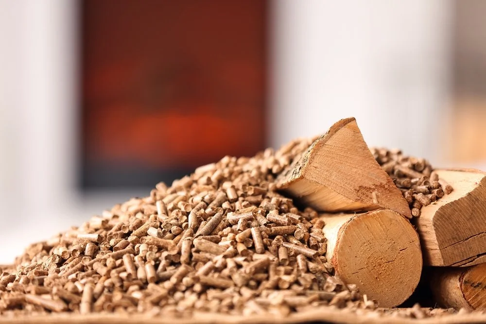 Un mucchio di trucioli di legno e legna da ardere