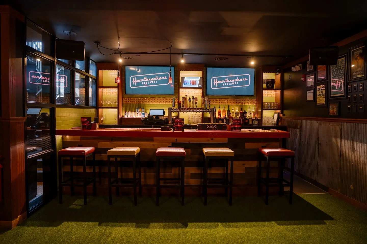 We have a bar on every floor🍸
It&rsquo;s our sneak peek week, spend your Sunday with us! 💔