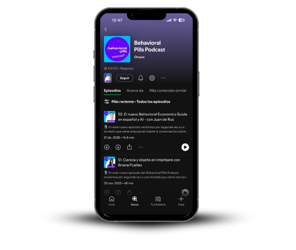 Pantalla de un teléfono inteligente mostrando la aplicación de un podcast llamado 'Behavioral Pills Podcast' en la que se listan episodios recientes, incluyendo títulos, descripciones y duración.