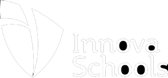 Logotipo de Innova Schools en fondo negro.