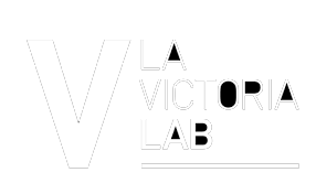 Logo con letra V grande y texto 'LA VICTORIA LAB' en blanco sobre fondo negro.