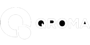 Logotipo con la palabra 'QROMA' en letras negras, con un diseño de burbujas o círculos en el lado izquierdo.