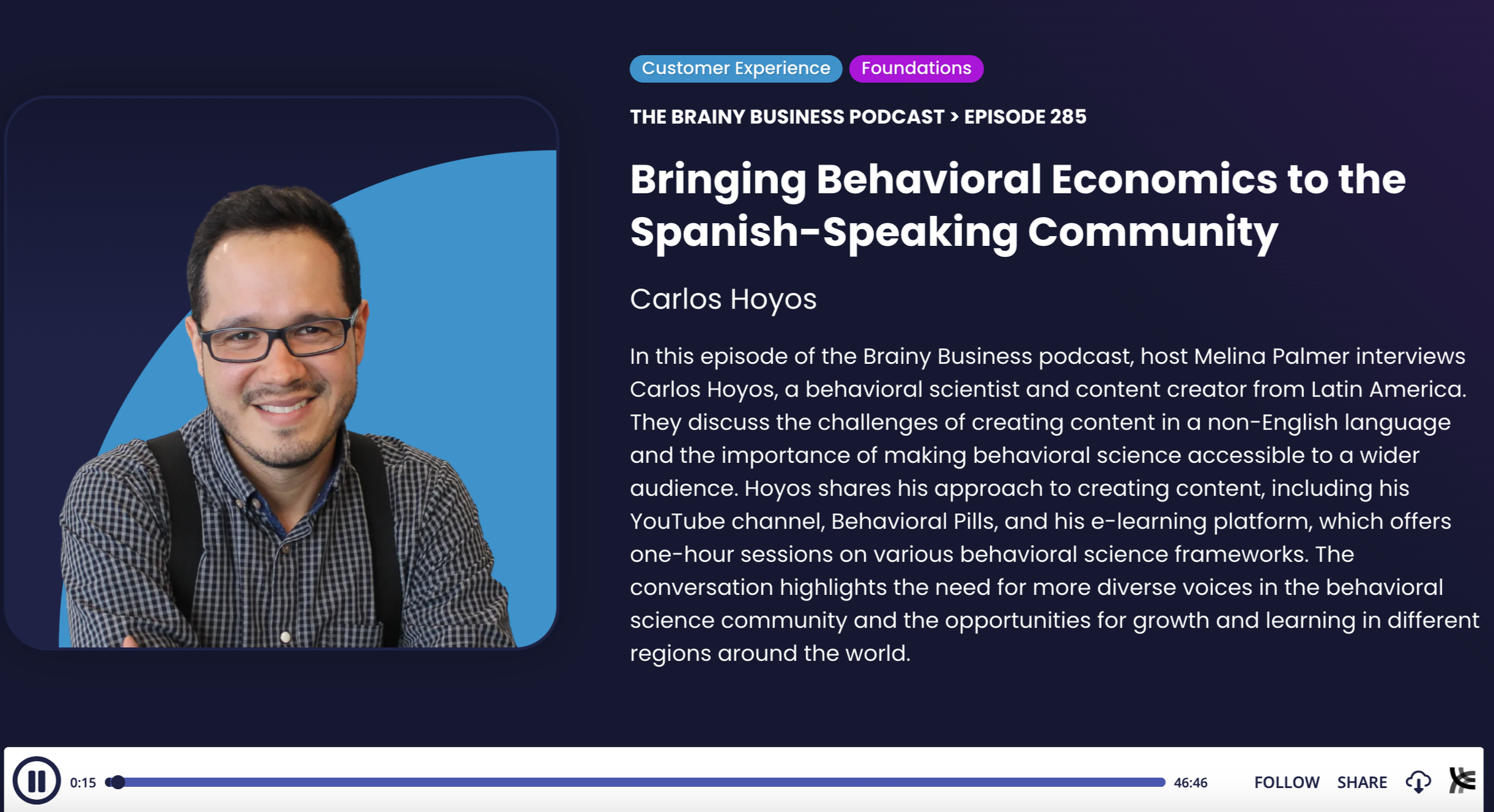 Imagen de un episodio del podcast Brainy Business con una entrevista a Carlos Hoyos, un científico del comportamiento de América Latina, con un fondo oscuro, un retrato de Carlos Hoyos en la parte izquierda y texto explicativo a la derecha.