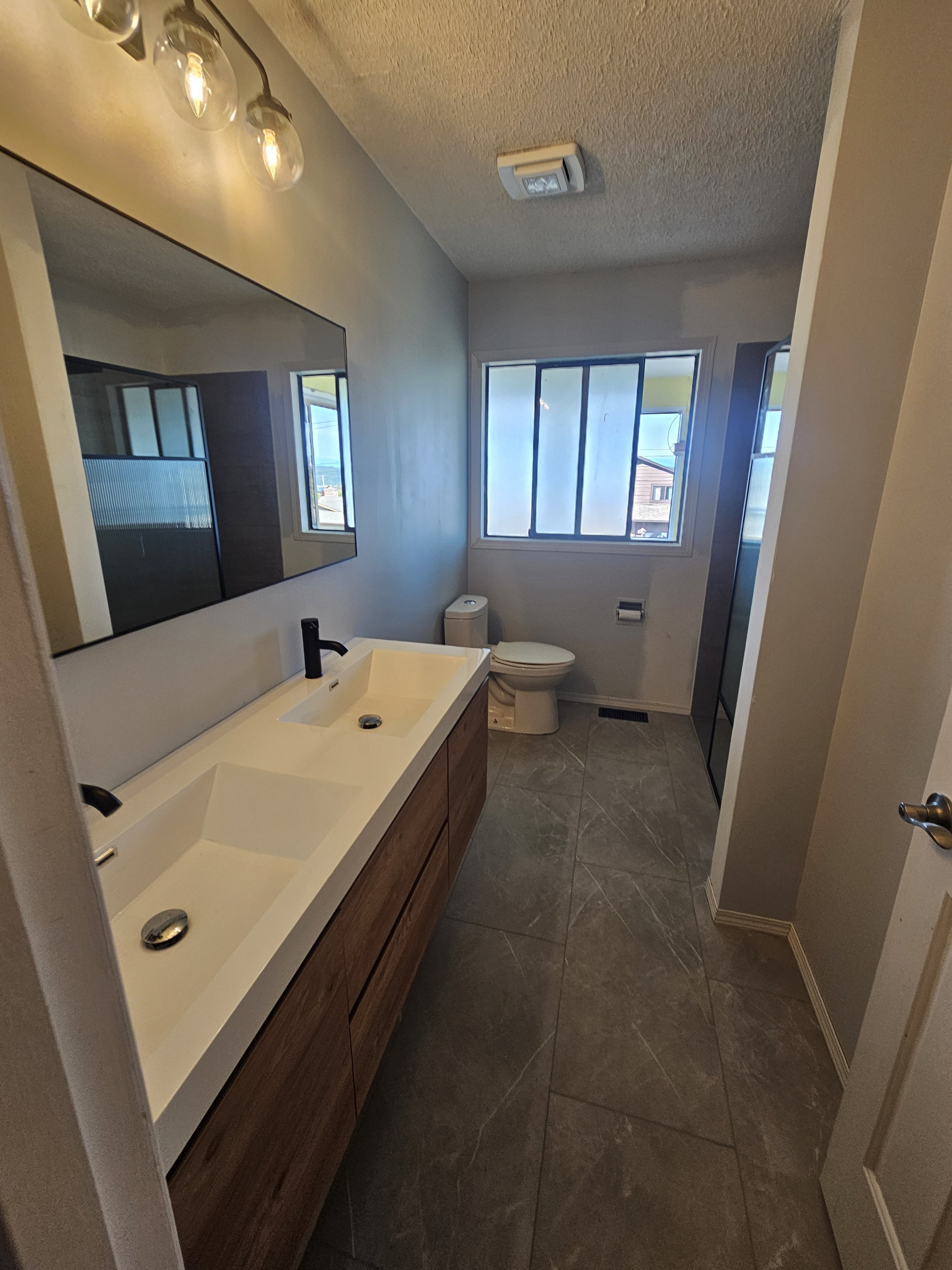 Small bathroom renovation by Bogarts Fine Finishing ✨ This Campbell River bathroom remodel shows how thoughtful design and quality workmanship can transform even the smallest spaces.