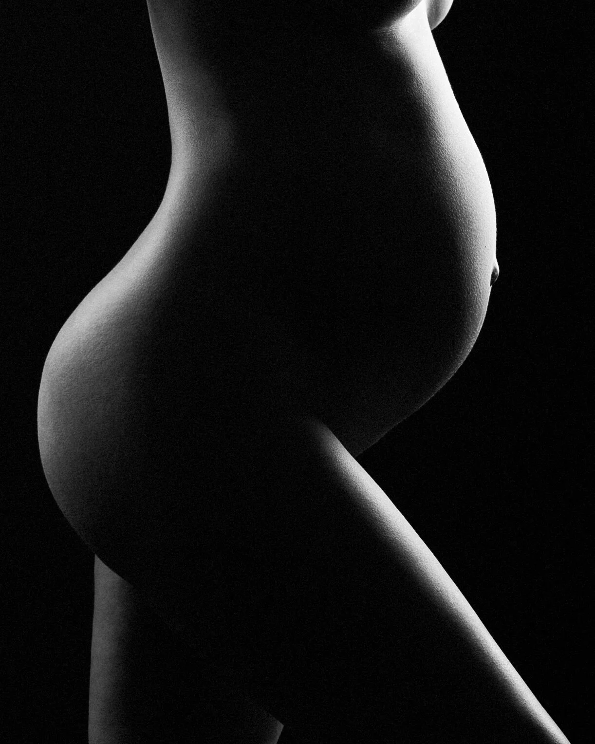 Maternity black and white silhouhette.jpeg