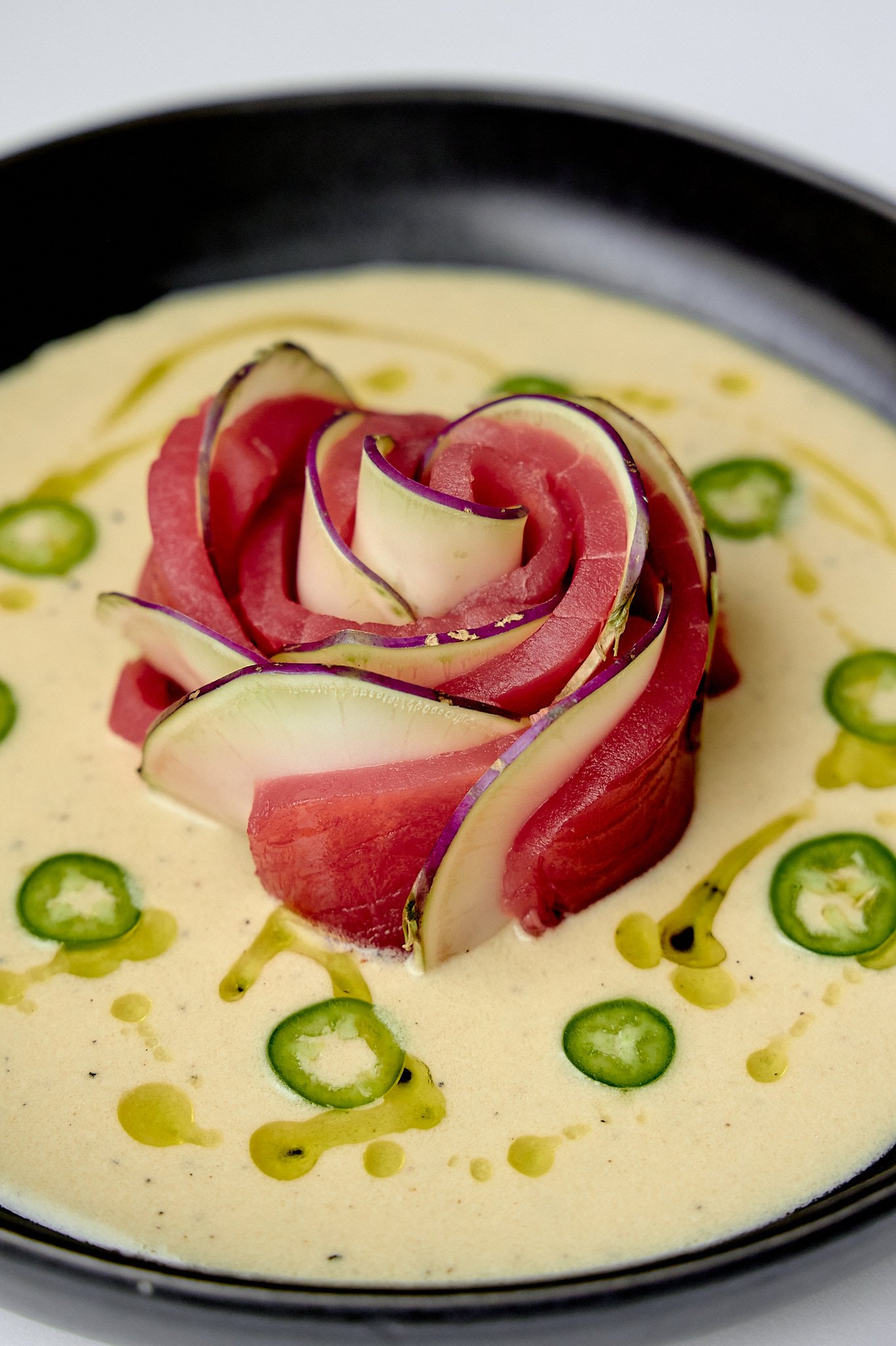 Flor de atún con rábano y base de tahini serrano