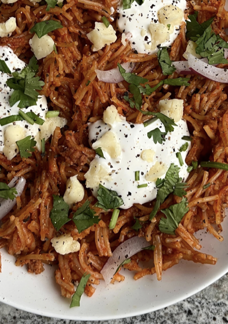 Fideo seco con chipotle y chorizo