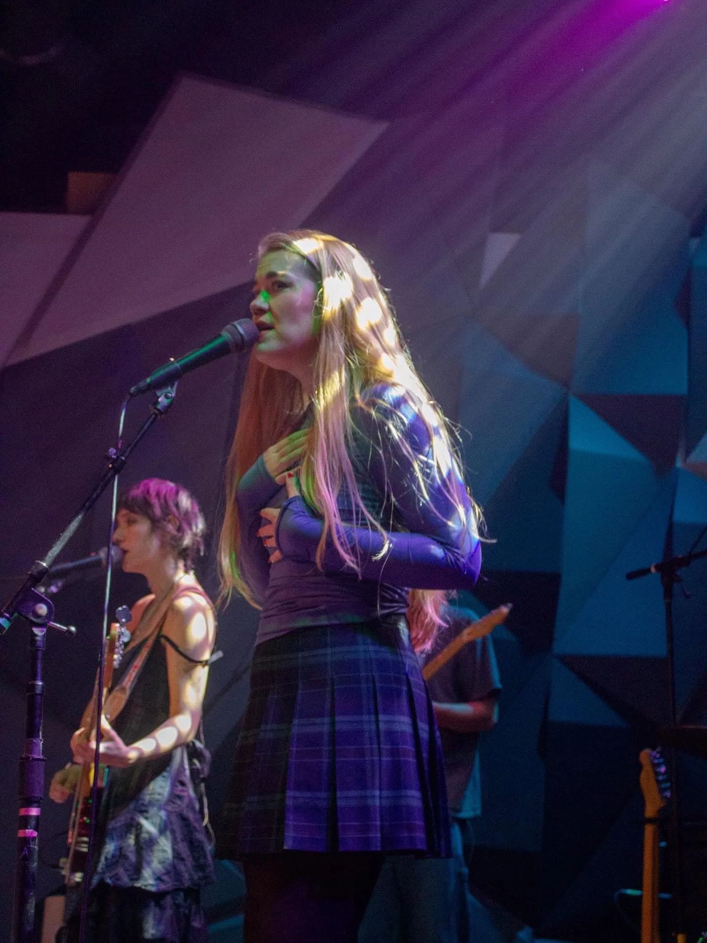 More photos from @daisythegreatband at Holocene last month ❤️
&bull;
&bull;
&bull;
#daisythegreat #holocene #portlandoregon #concertphotographer