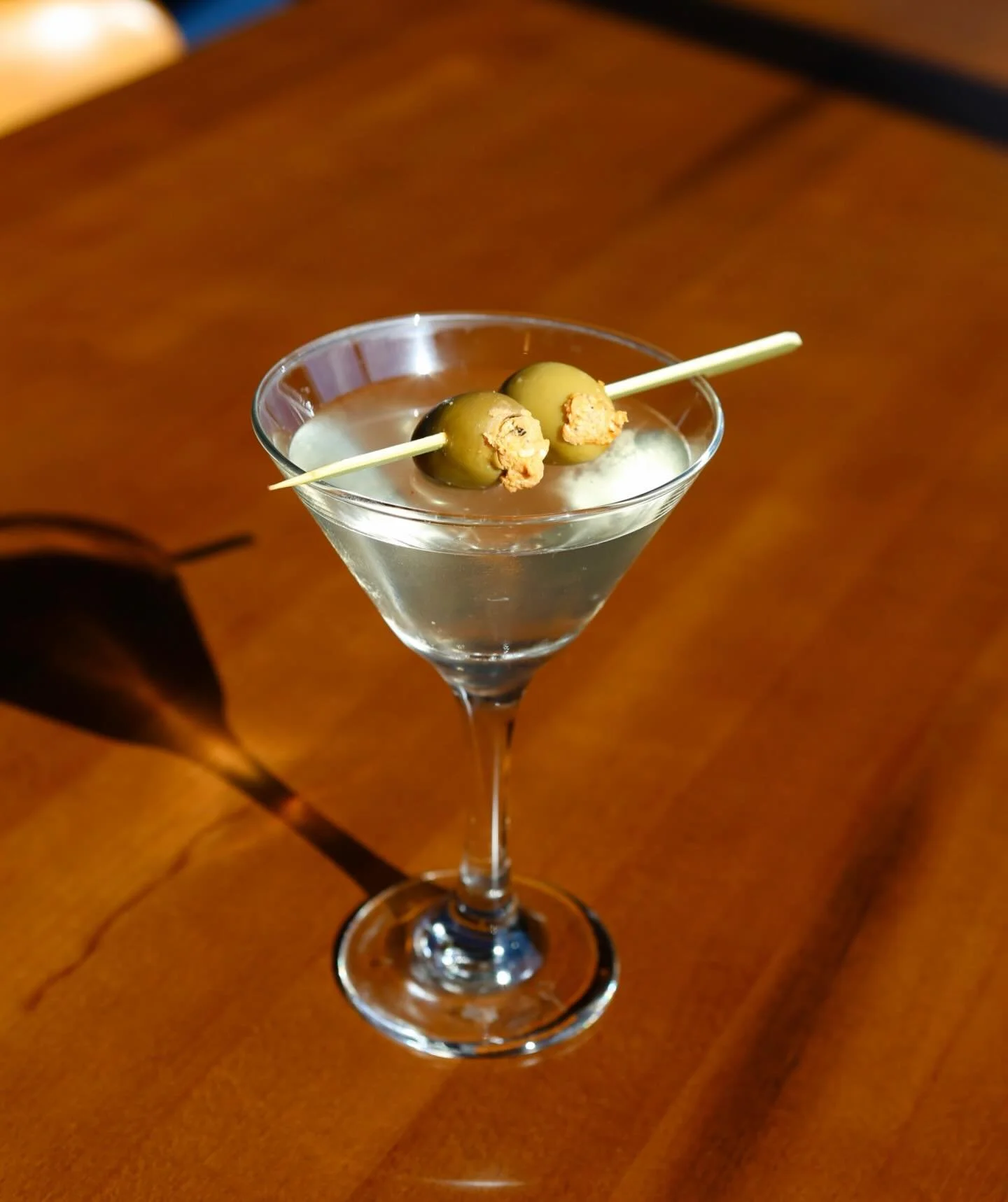 Who doesn&rsquo;t love a good Merle Hay Martini with some stuffed olives?🍸
Treat yourself to a drink today at Zeke&rsquo;s🥂

#zekes #zekesrooftopandgrill #dirtymartini #treatyourself #johnstoniowa