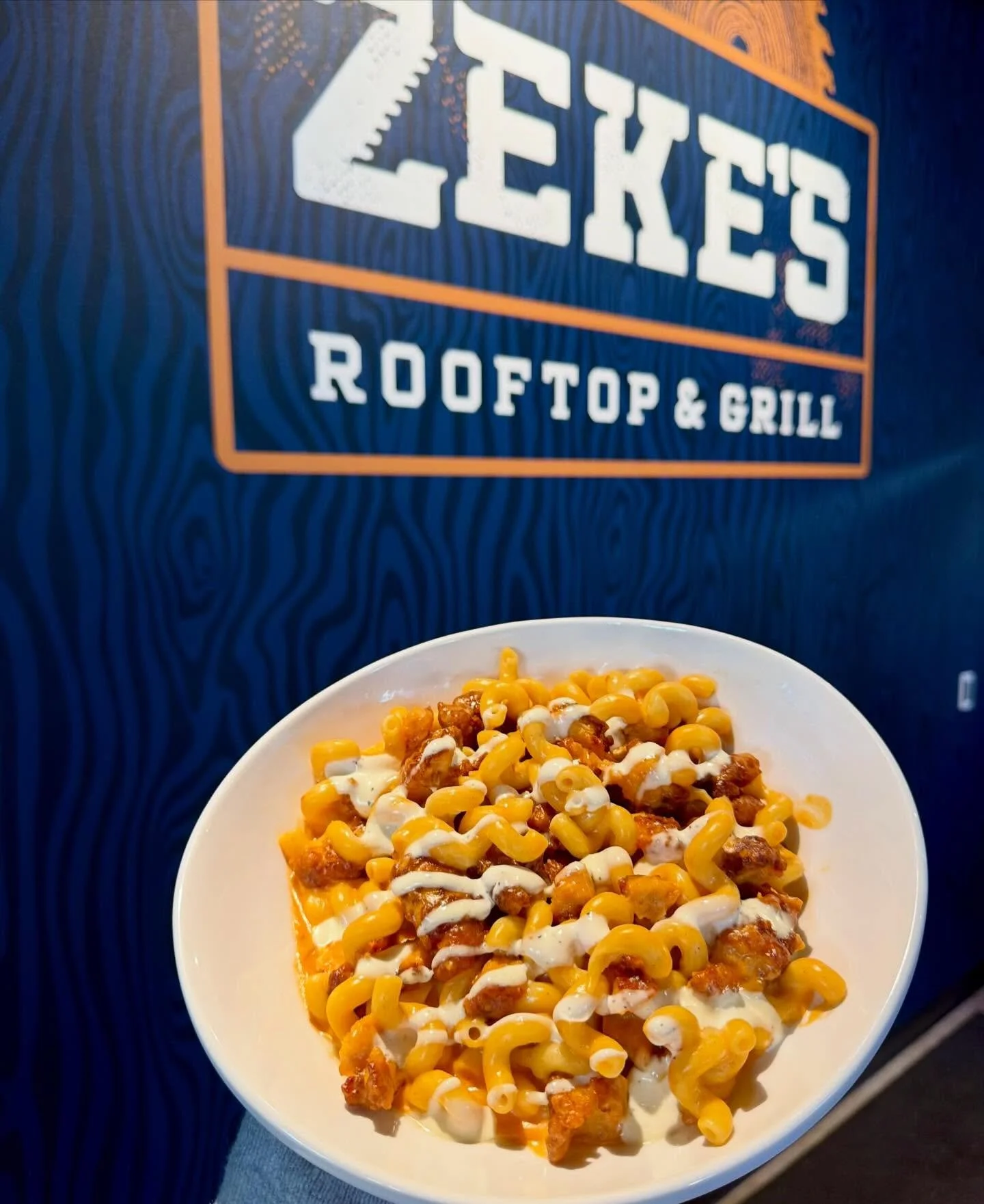 Looking for the perfect bite to fuel you up today? Try our Buffalo Mac!😋🧀

#zekesrooftopandgrill #buffalomac #macandcheese #johnstoniowa