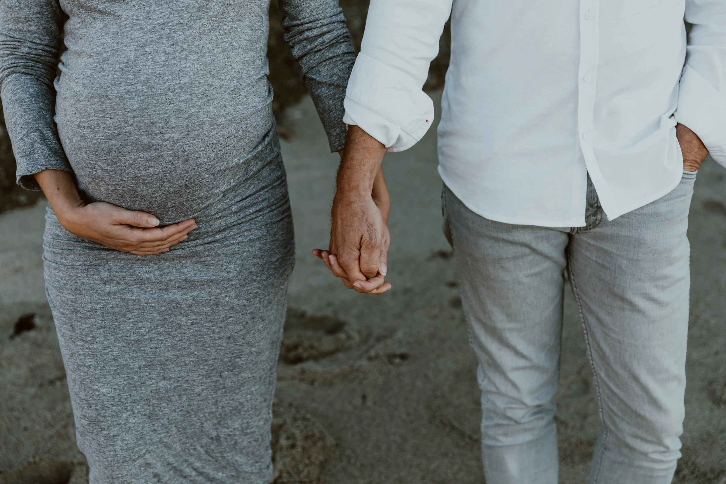 Relaxed maternity session featuring authentic emotion and natural interactions.