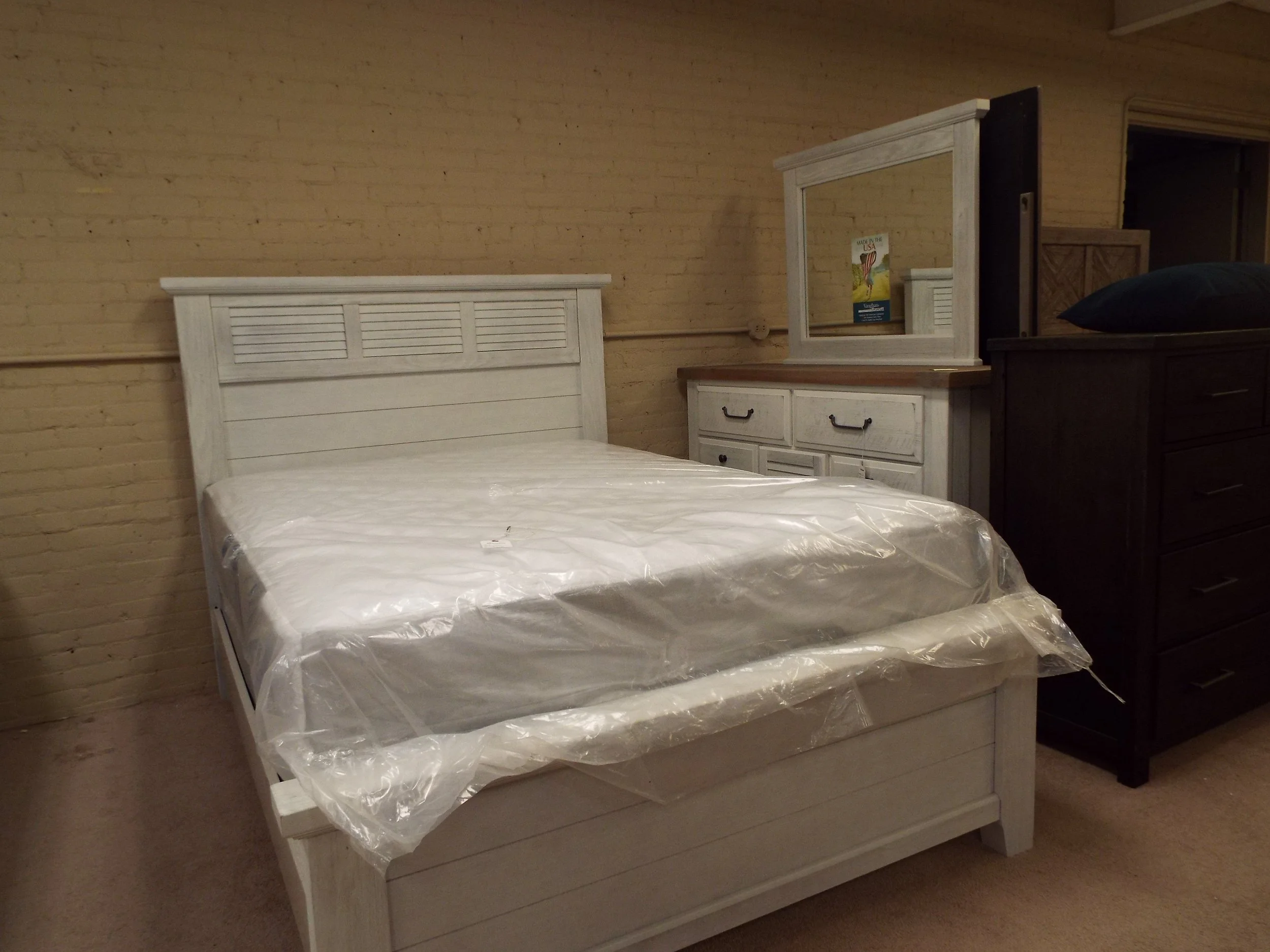 Vaughn Bassett Queen Bed with Dresser and Mirror Whitewash appearance with Natural Wood Top 694-002D F3-92
