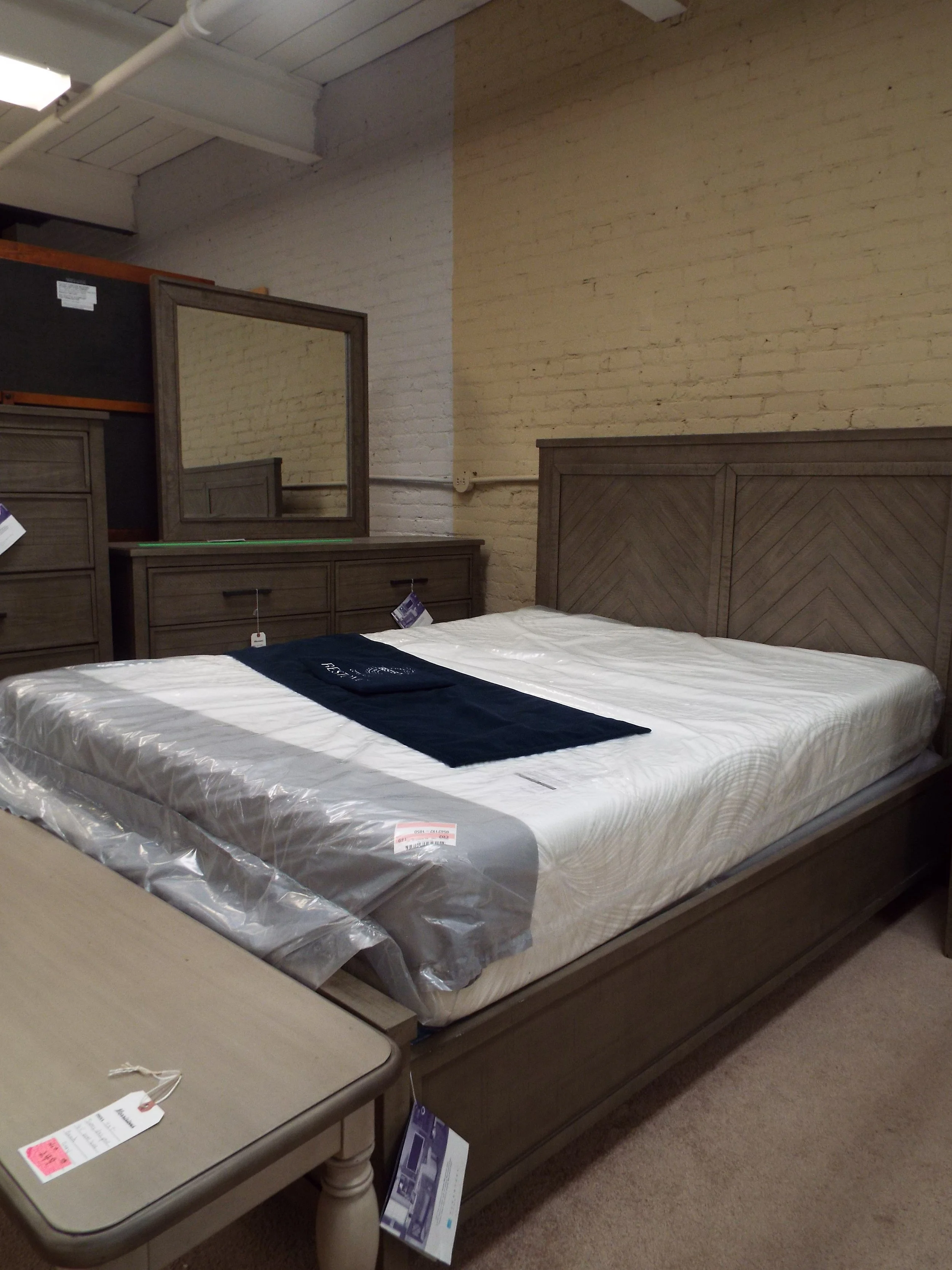 Flex Steel Queen Bed With Dresser and Mirrior Gray W1003-860-0 F3-84