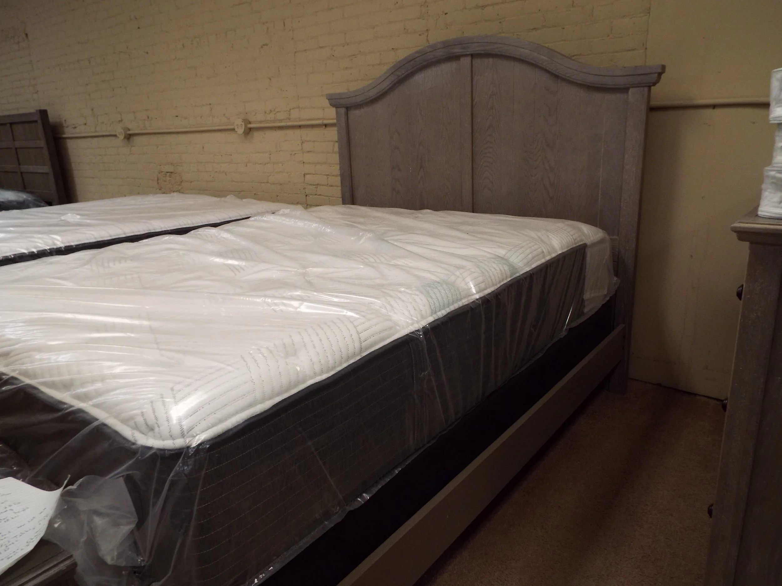 Vaughn Bassett Queen Bed 766-002 F3-77