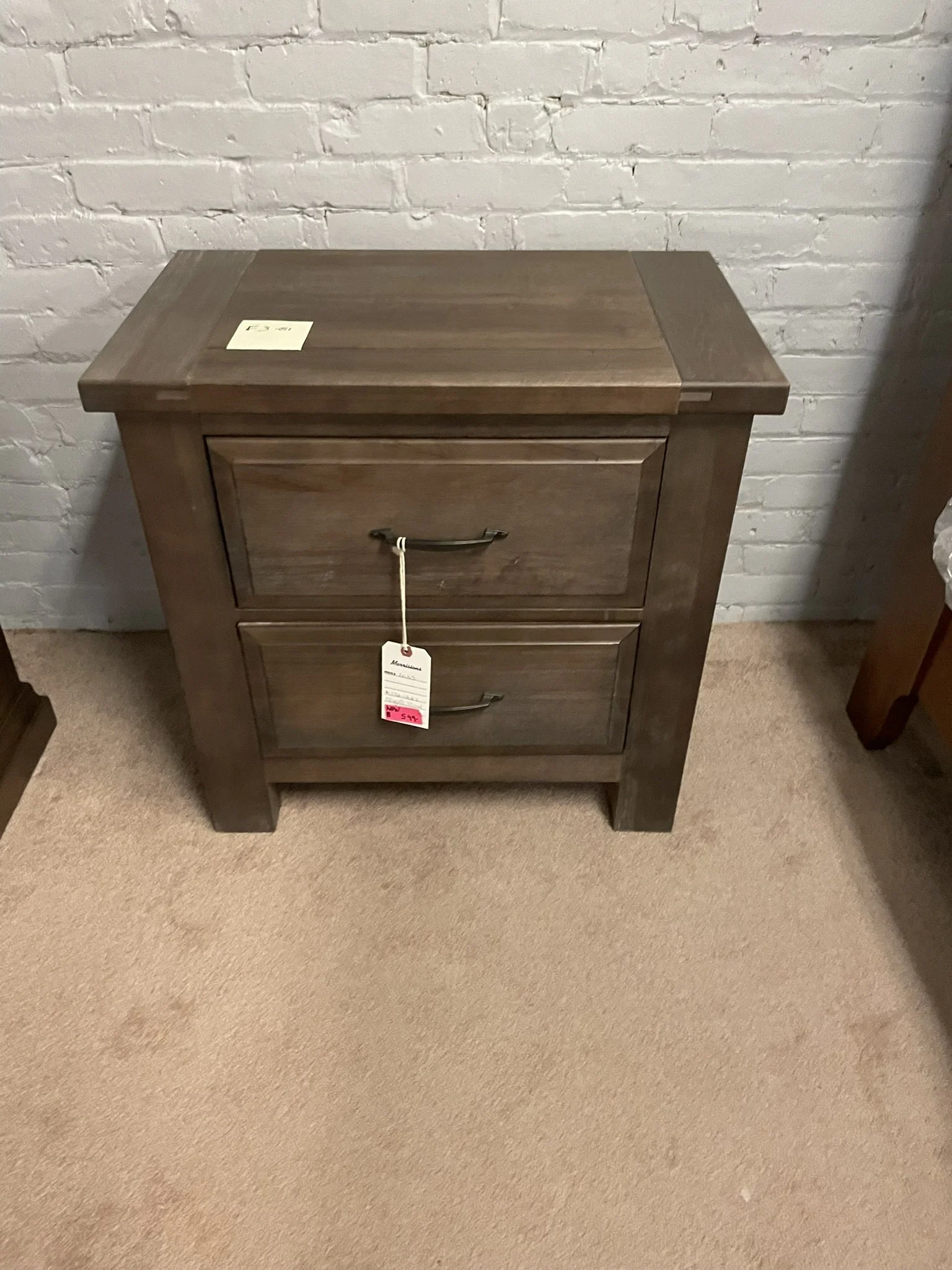 Vaughan‑Bassett Nightstand 172‑227 F3-81