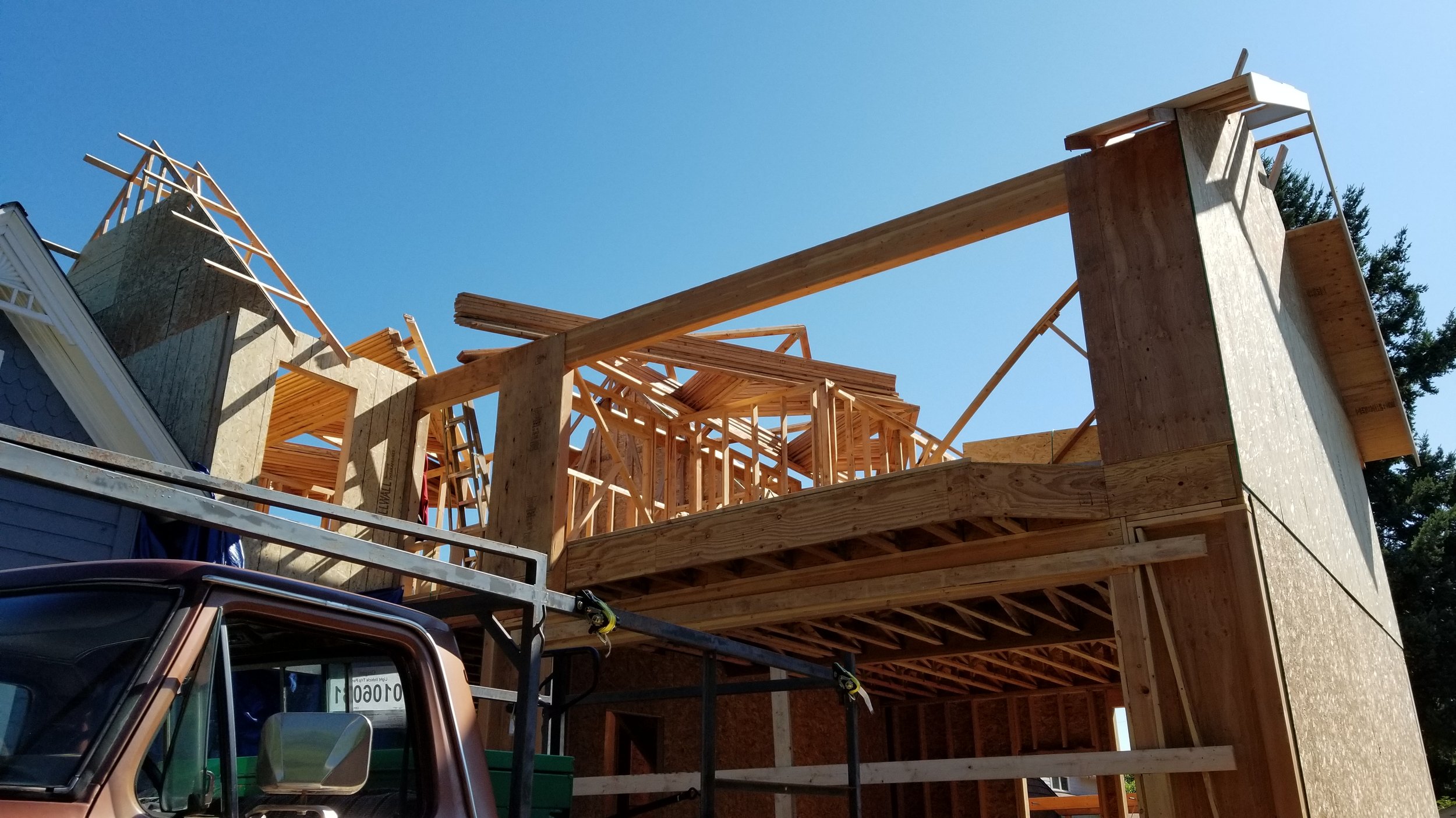 Oranssi carpenter using bench saw