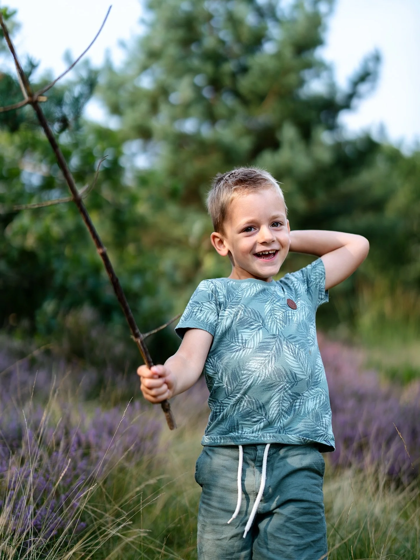 Ik hou niet van perfecte foto&rsquo;s.

Ik hou van echte.

Van momenten waarop een kind naar me toe rent om iets te laten zien.
Van handen die bewegen.
Van haren die niet perfect zitten.
Van ogen die lachen zonder dat iemand &ldquo;lach eens&rdquo; z