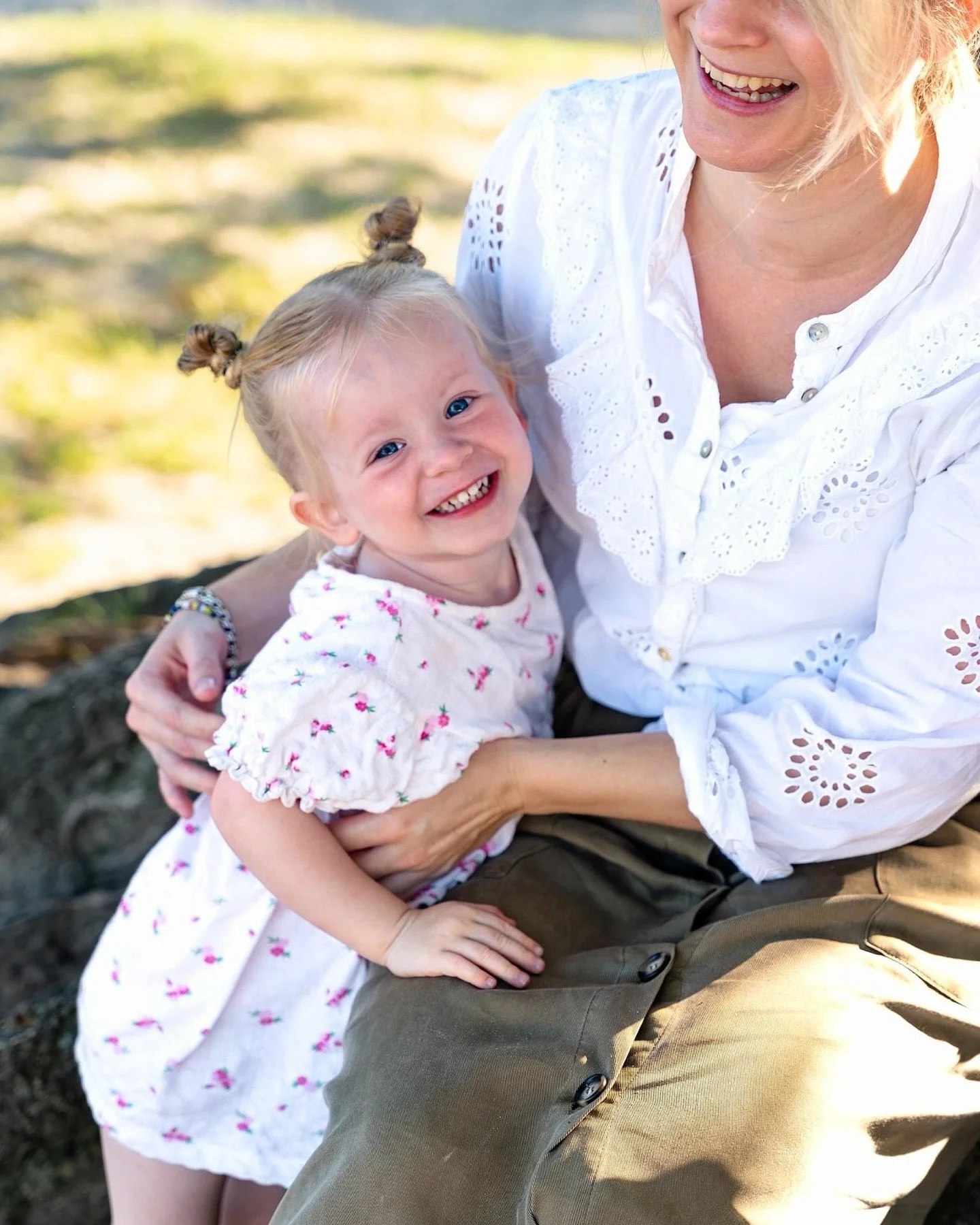 Als jouw kind eerst de kat uit de boom kijkt,
dan is een standaard fotoshoot vaak precies wat n&iacute;&eacute;t werkt.

Want de mooiste foto&rsquo;s ontstaan niet wanneer een kind &ldquo;meewerkt&rdquo;. Ze ontstaan wanneer een kind vergeet dat er e