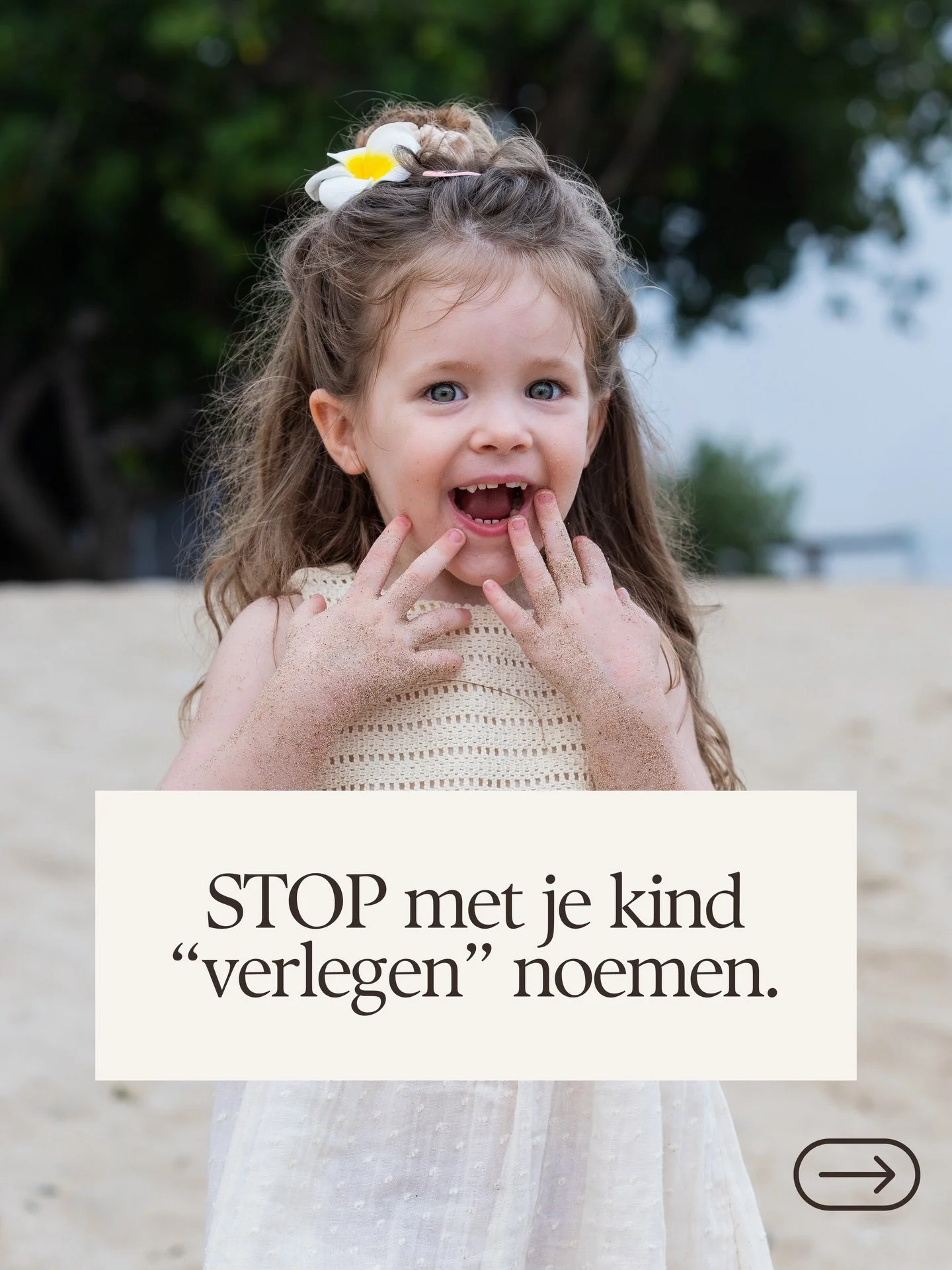 Veel ouders zeggen het bijna automatisch:

&ldquo;Hij is een beetje verlegen.&rdquo;

Vaak goed bedoeld.
Maar het kan onbedoeld precies het tegenovergestelde doen van wat je hoopt.

Op het moment dat je een kind zo introduceert, komt alle aandacht in