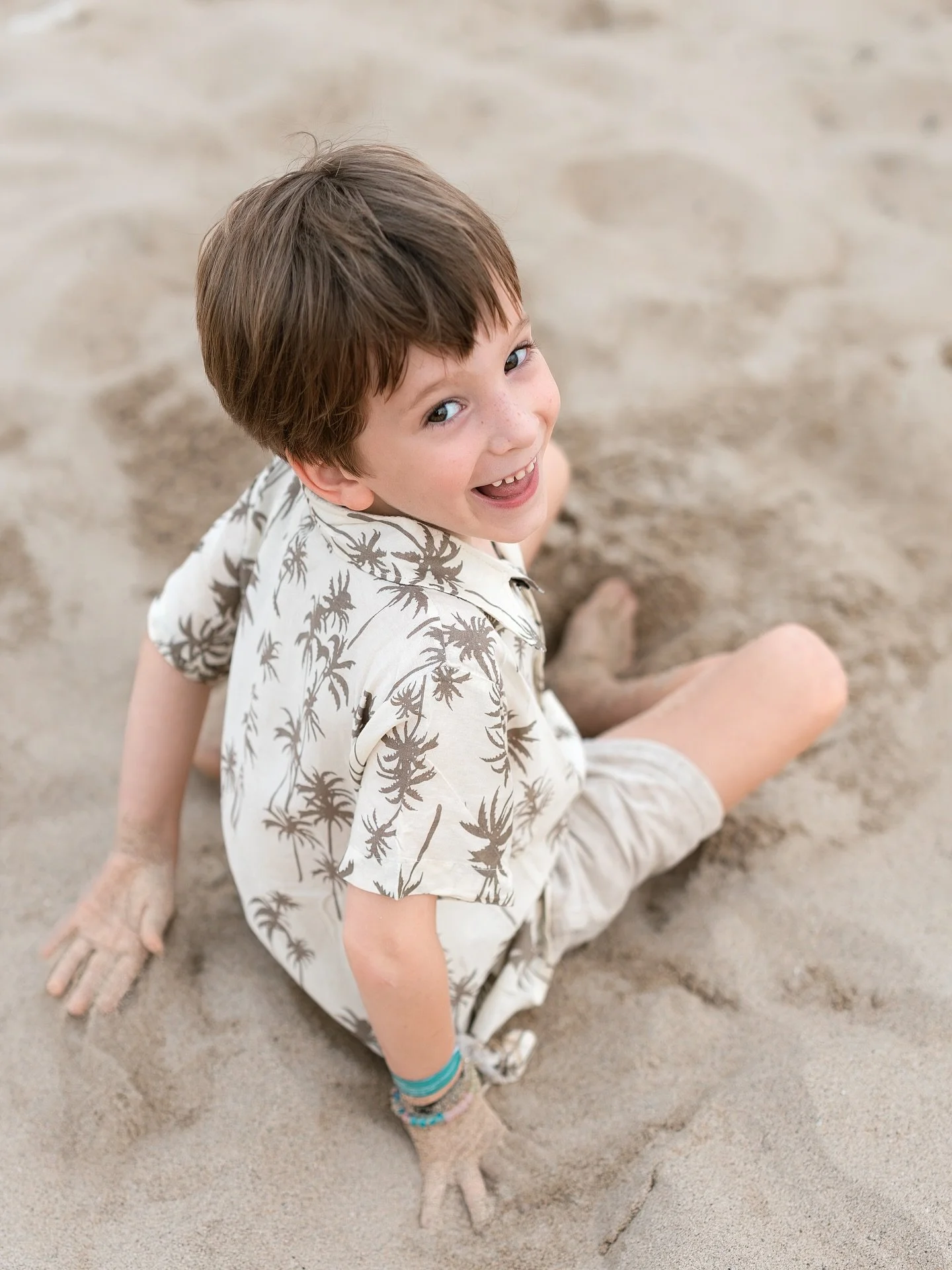 Voor kinderen die eerst moeten landen.

Niet ieder kind pakt meteen de spotlight tijdens een shoot. Veel (sensitieve) kinderen vinden dat namelijk veel te spannend. 

Een vreemde met een grote camera, die ook nog eens verteld wat het kind moet doen&h