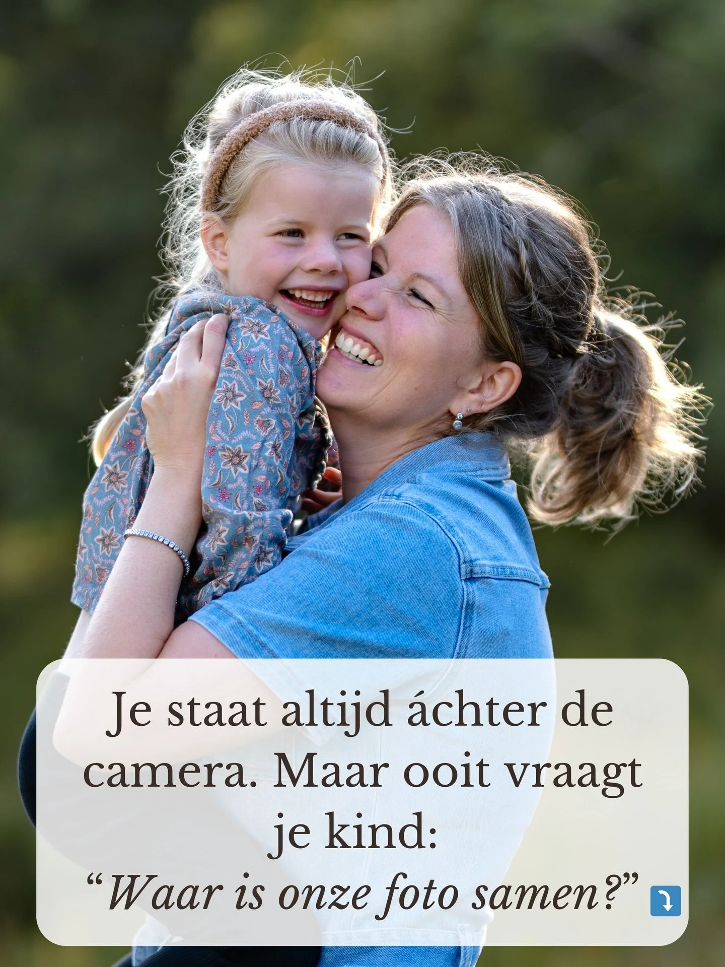 Je staat altijd &aacute;chter de camera. Je maakt de foto&rsquo;s, bewaart de herinneringen, zorgt dat niets verloren gaat.

Tot je ineens beseft: op bijna geen enkele foto sta jij.
Maar later, als je kind terugkijkt, wil het niet alleen zien hoe kle