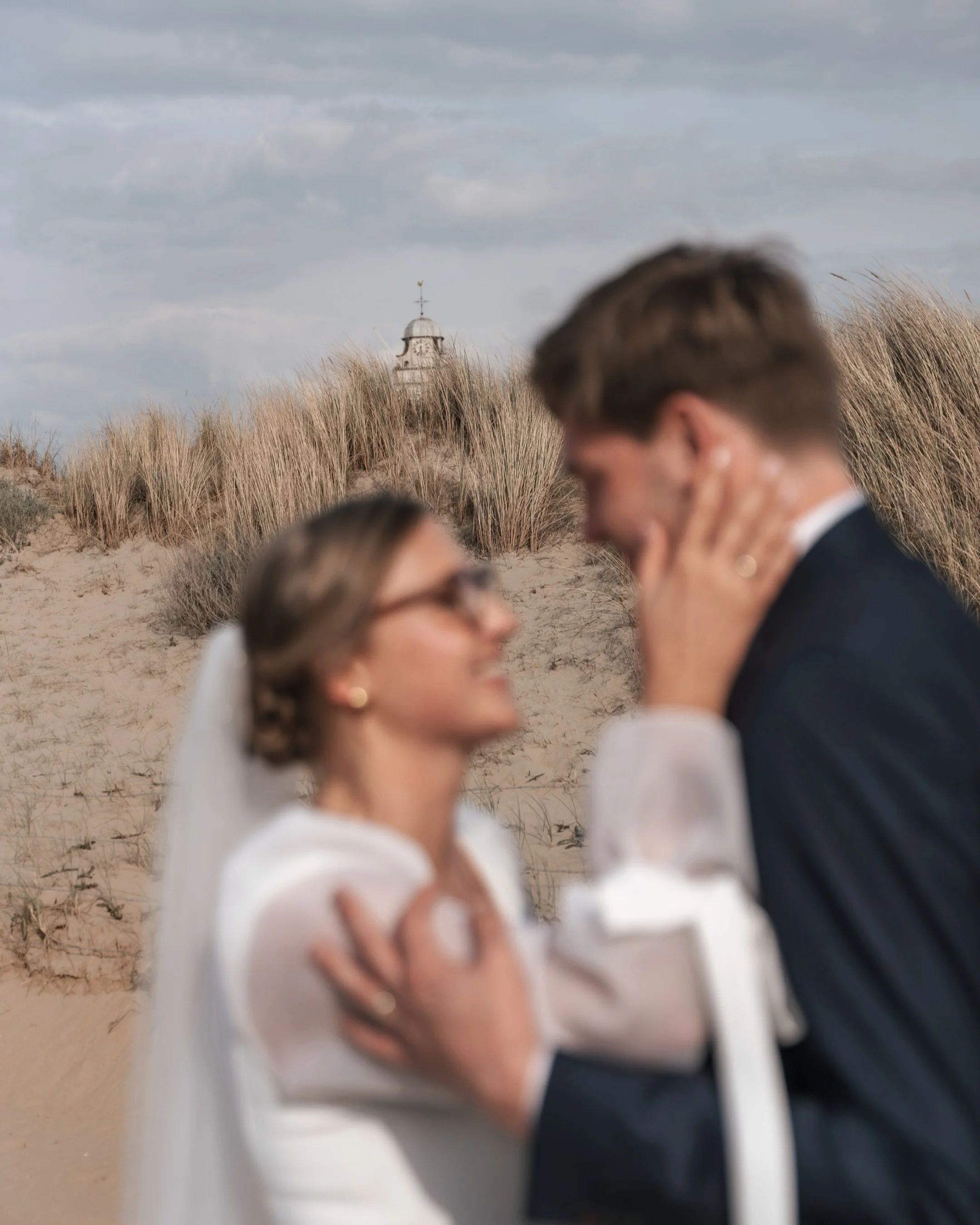 Corniels en Anna 🤎

Bruiloften deel ik bijna nooit, om verwarring op mijn pagina te voorkomen. Maar deze bruiloft aan het strand, wil ik toch even delen. 

Ze hadden alles geregeld. Maanden van voorbereiden, dromen, uitkijken naar h&uacute;n dag. En