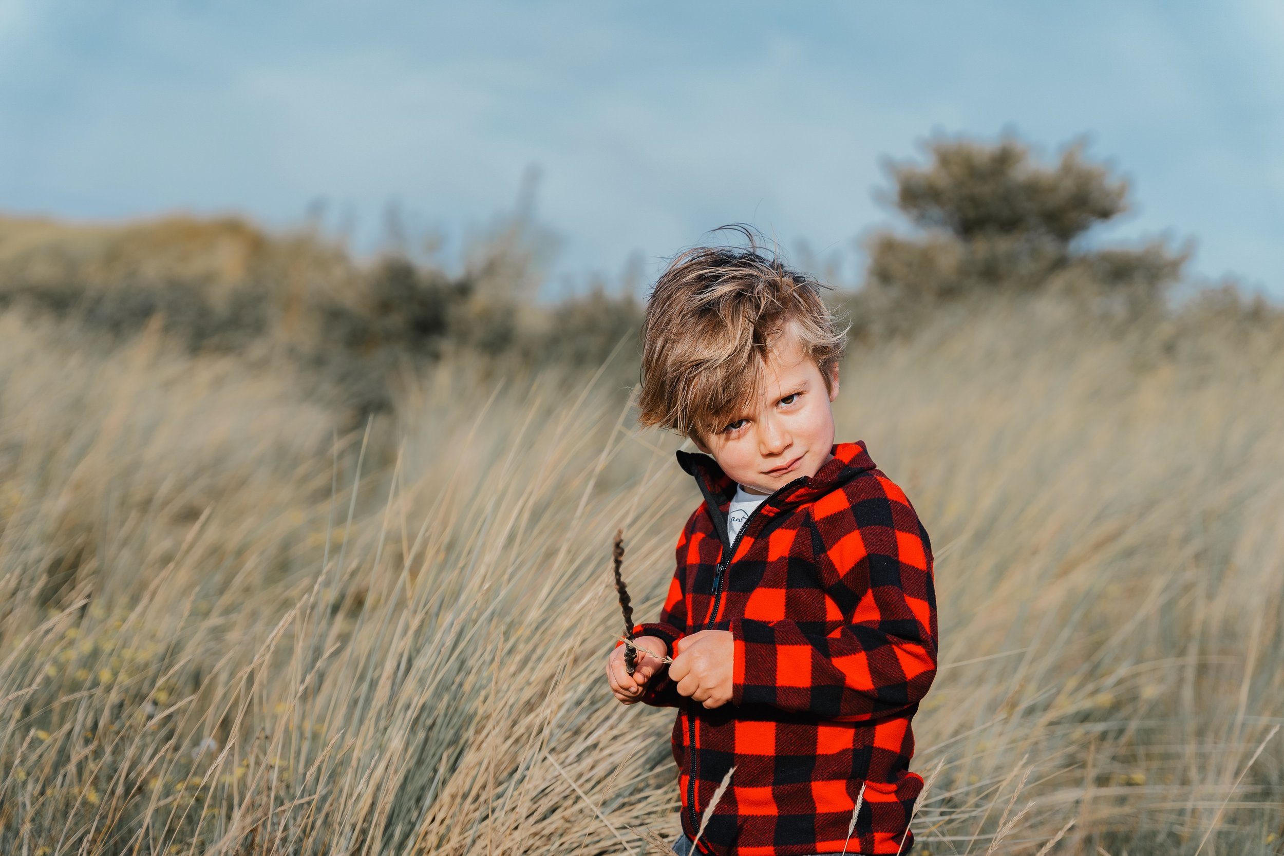 Hij stapt de auto in en zegt niks.

Jij vraagt hoe zijn dag was. Hij haalt zijn schouders op. Jij vraagt wat hij heeft gegeten. Kort antwoord. Jij vraagt of er iets is. Hij zucht.

Thuis gooit hij zijn tas op de grond en wil niks. 
Je stelt meer vrag