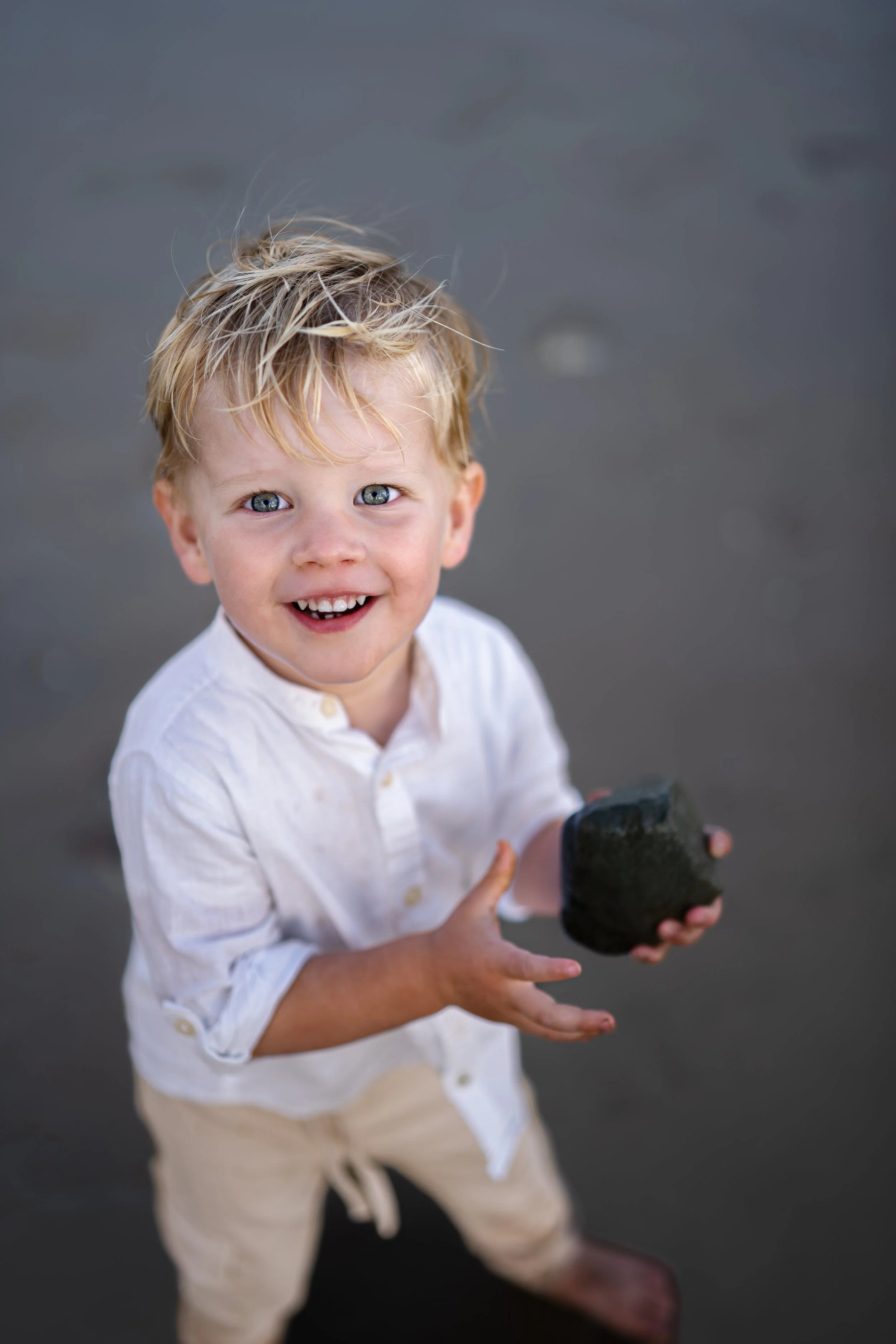 kind van achteren speelt kinderfotografie Moments by Kim Almere
