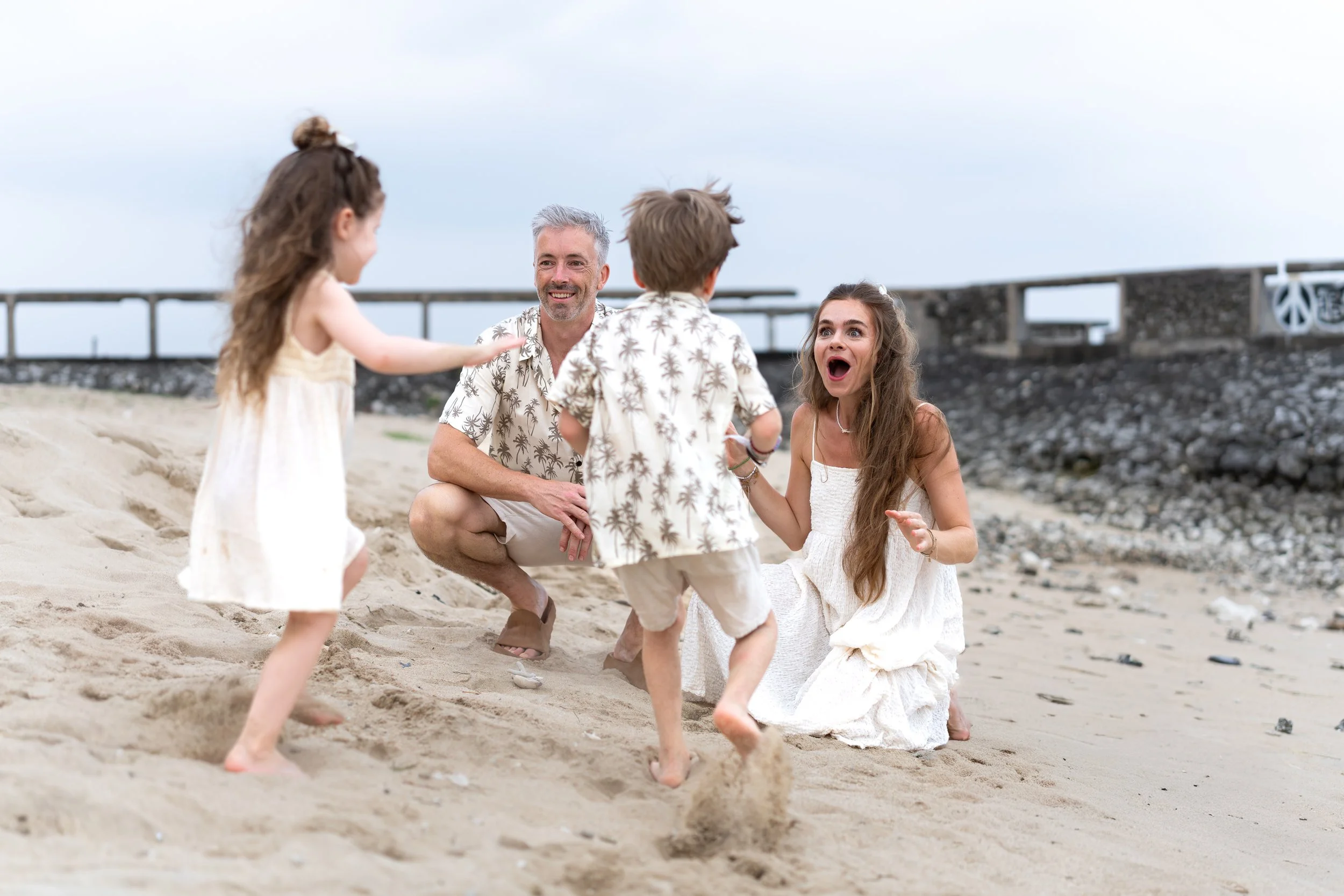 hoogsensitieve kinderen rennen op papa en mama af om te ze knuffelen Limburg